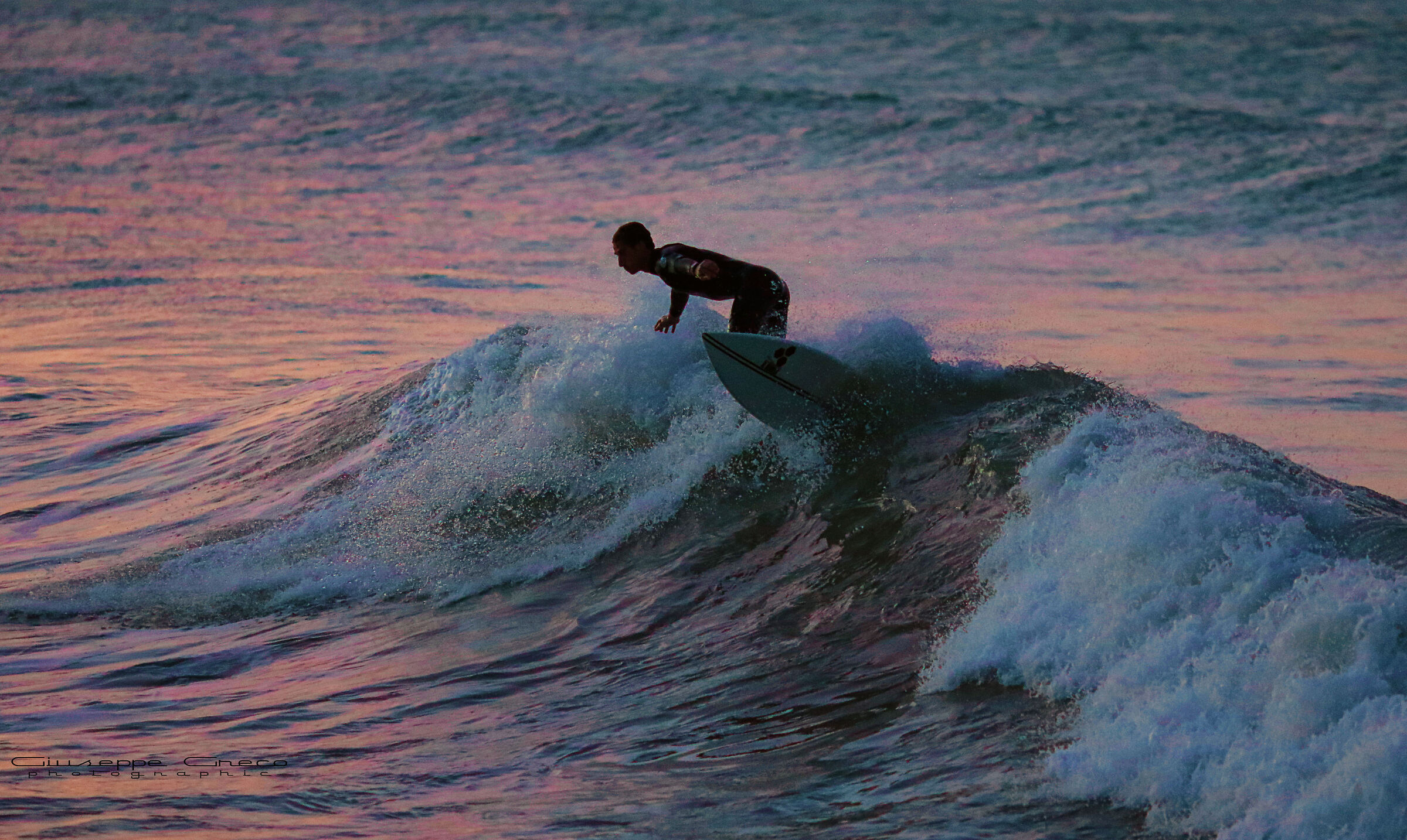 Surfista al tramonto