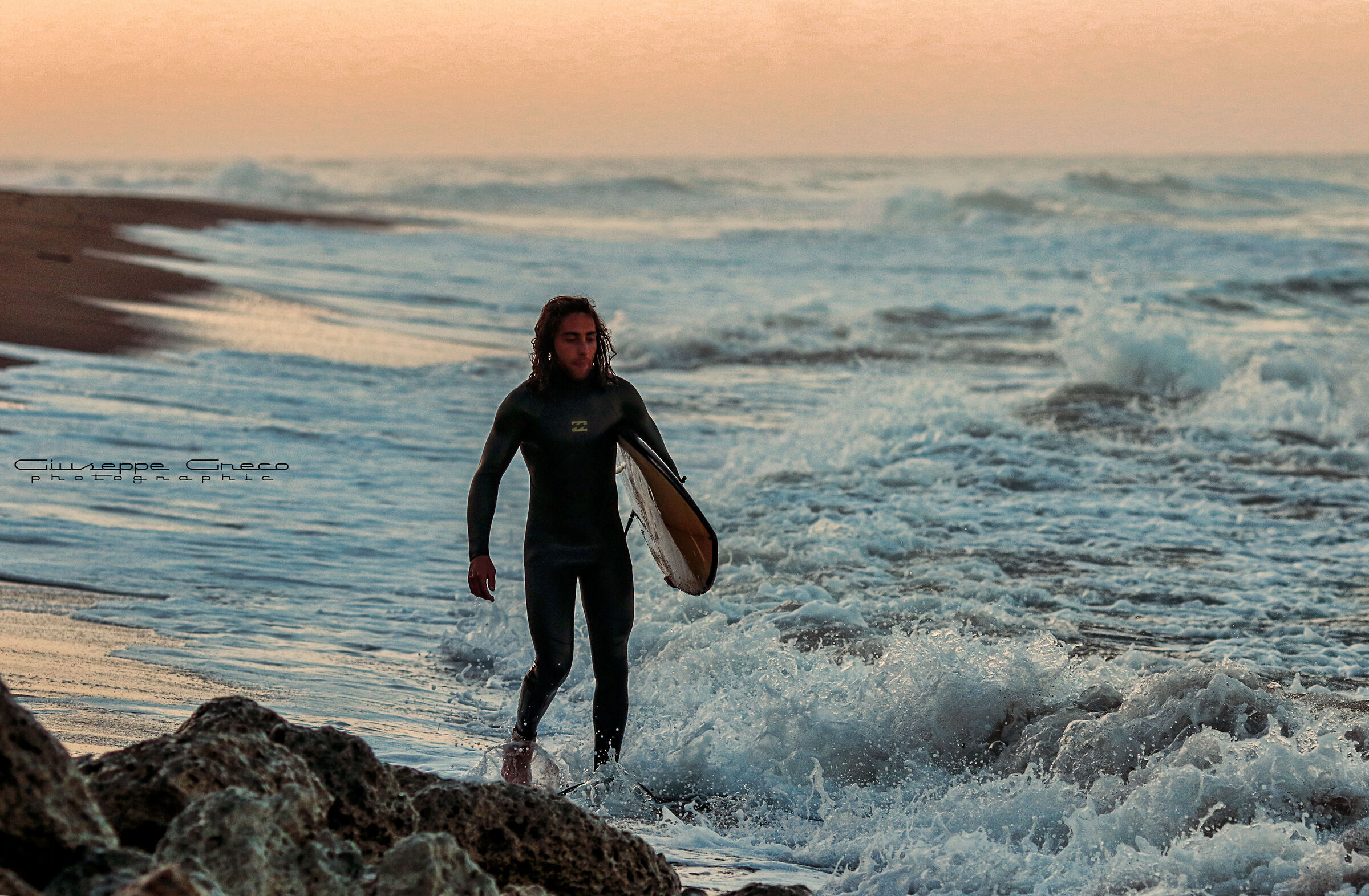 Giovane surfista Sanleonino