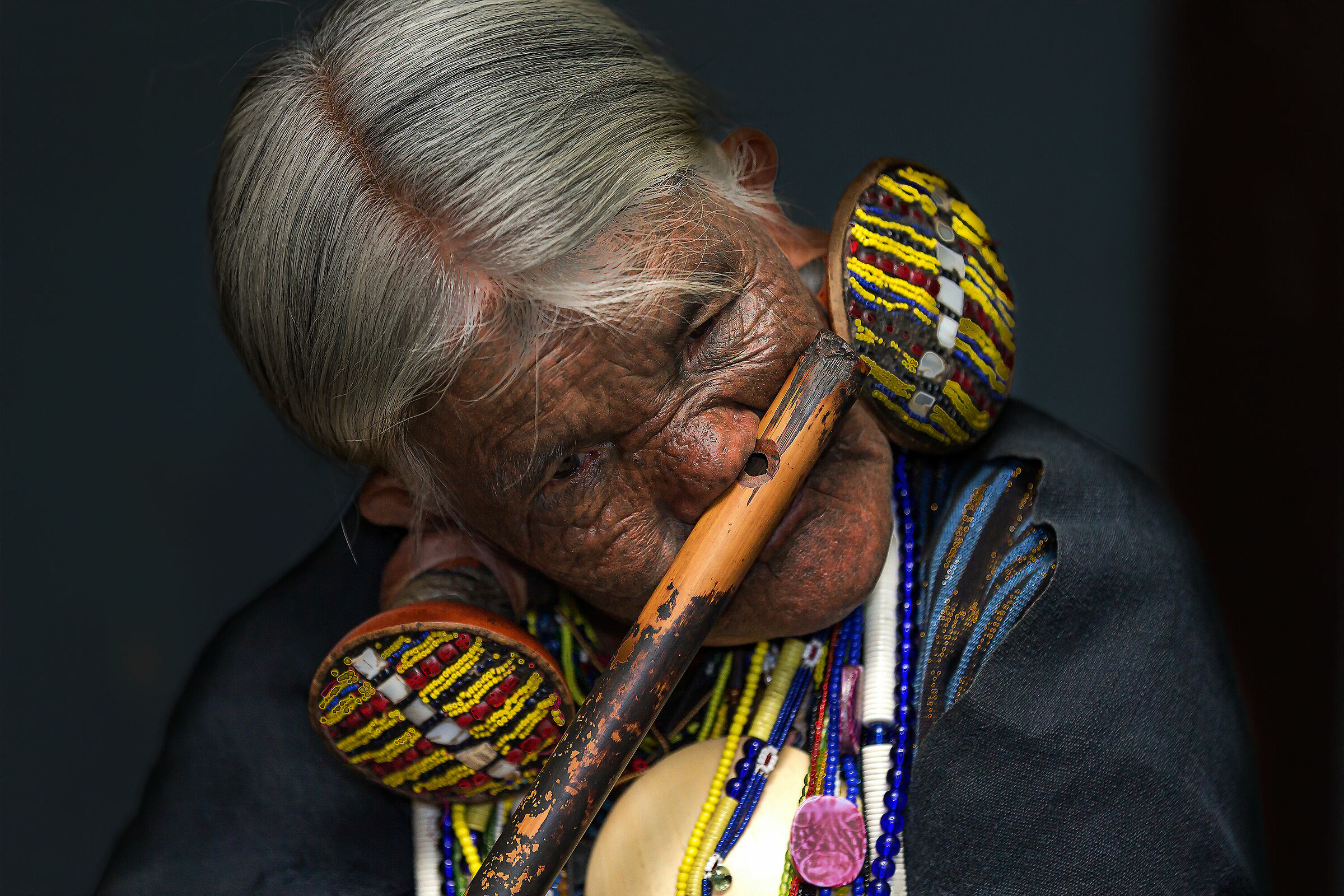 Suonatrice di flauto con il naso