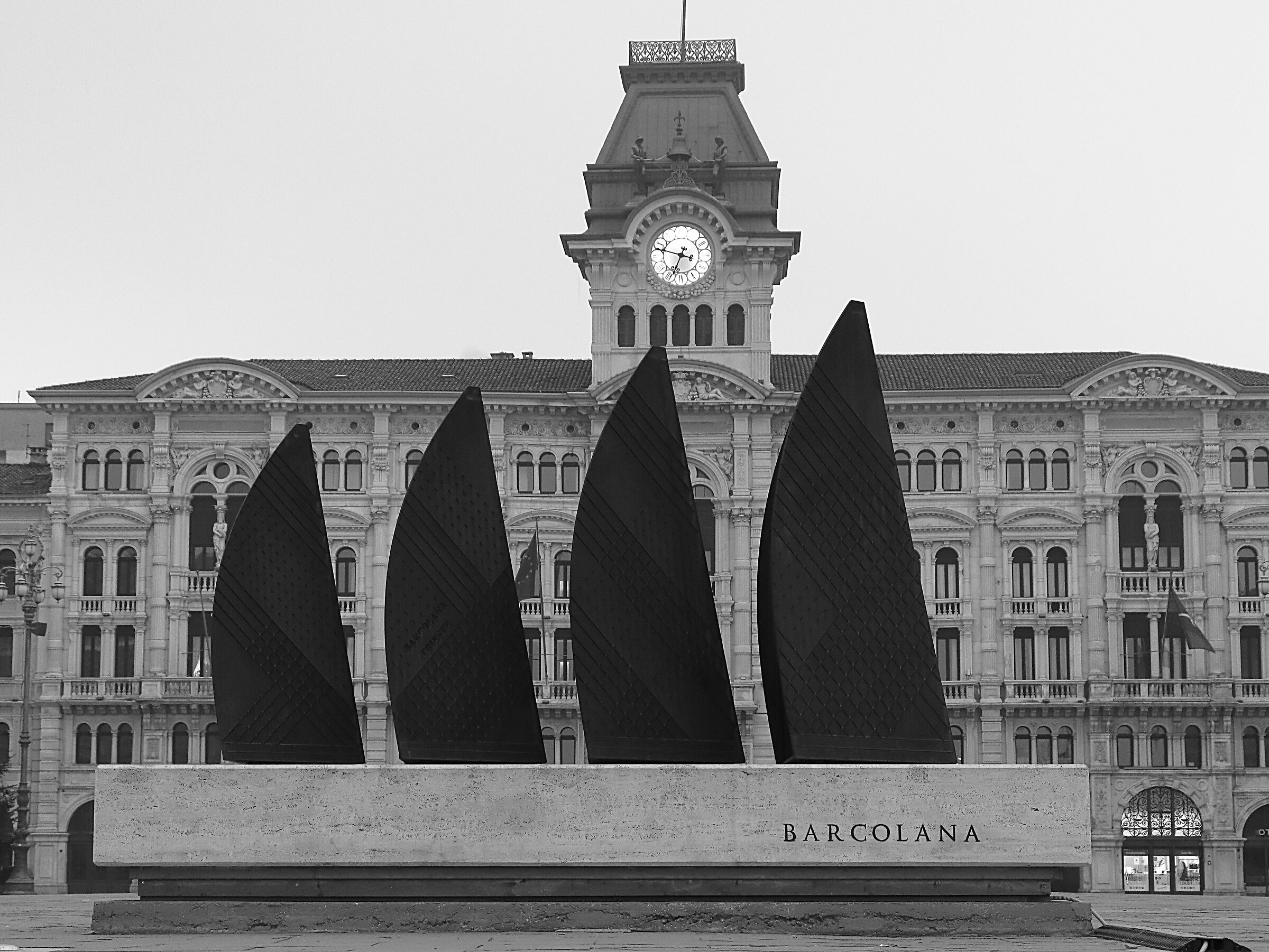monumento alla Barcolana in piazza Unità