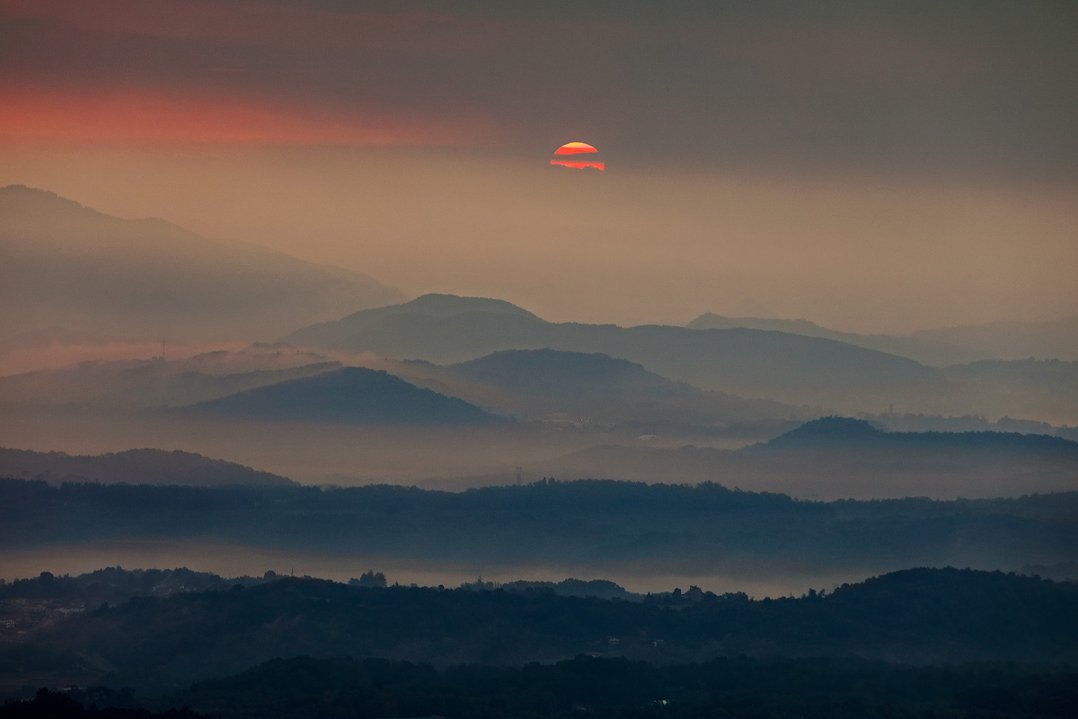 Il sole sorge visto dal Campo dei Fiori di Varese