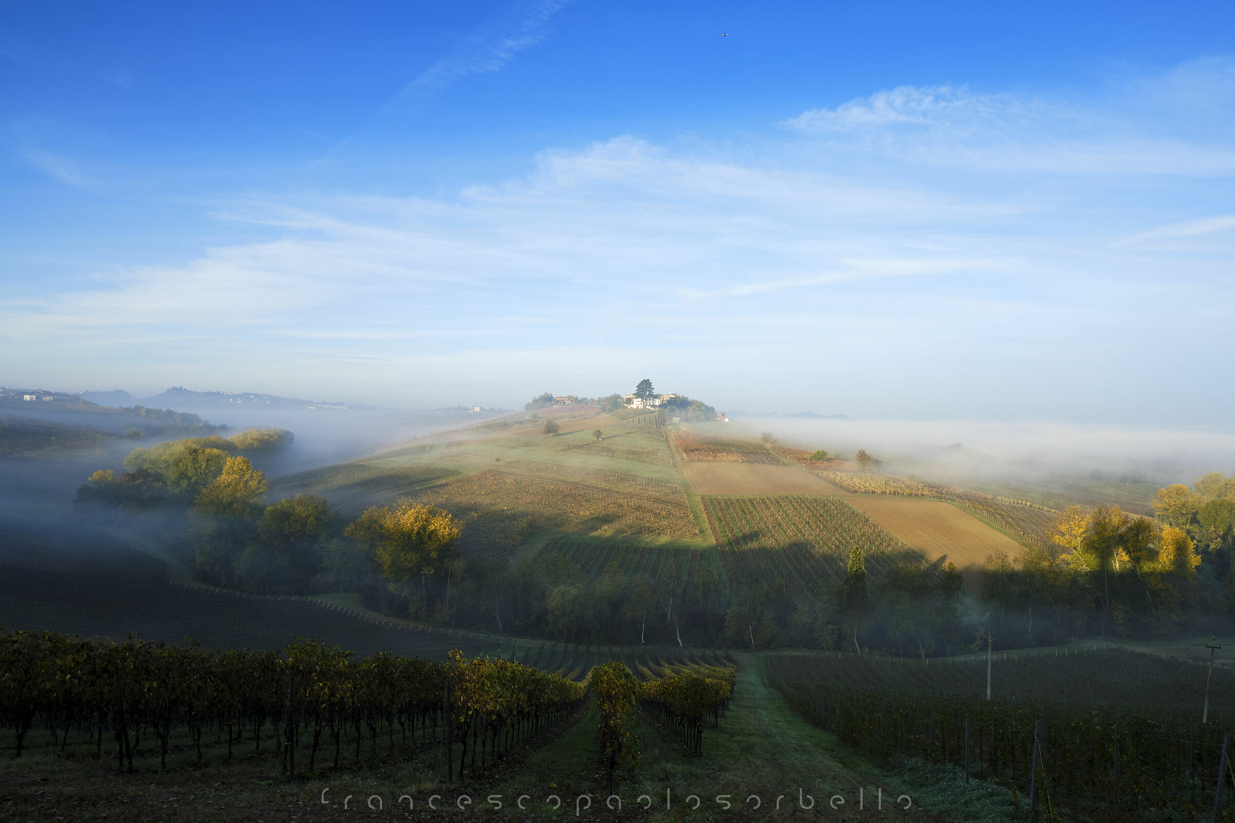 Sospesi tra nebbia e cielo
