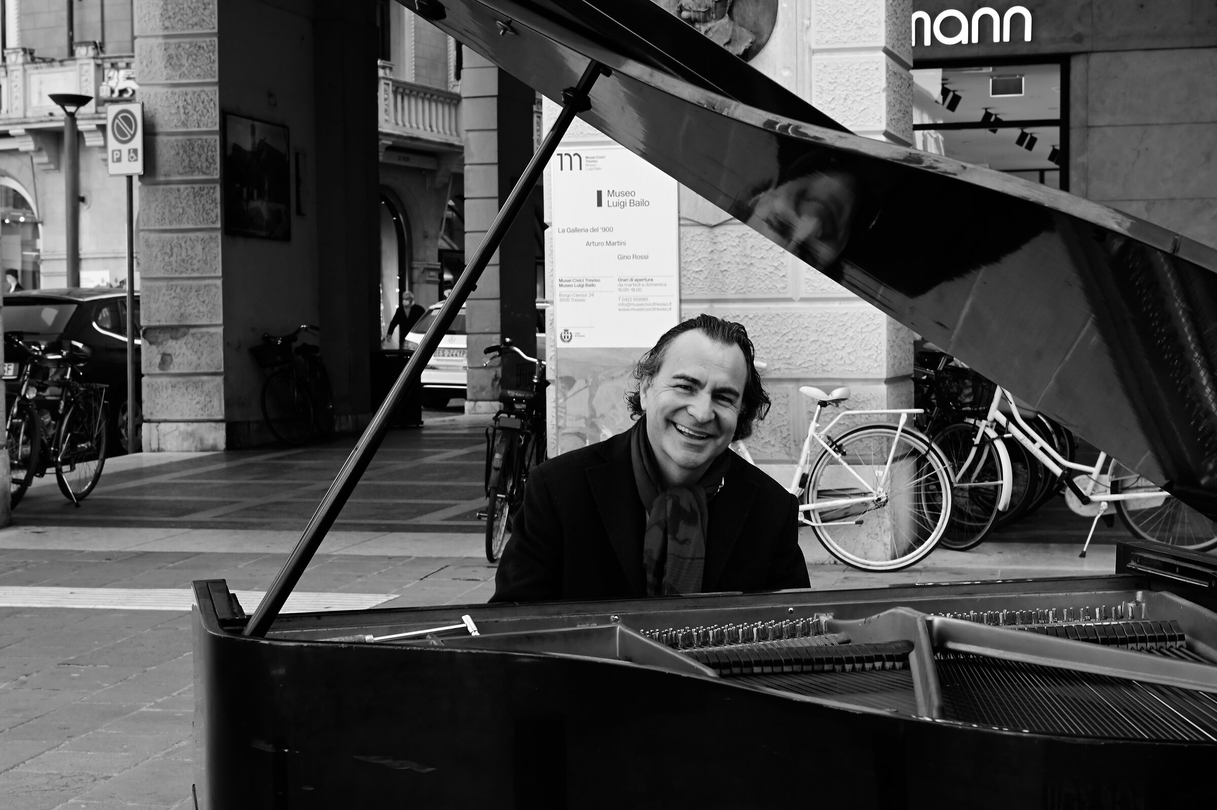 Il pianista fuori posto...