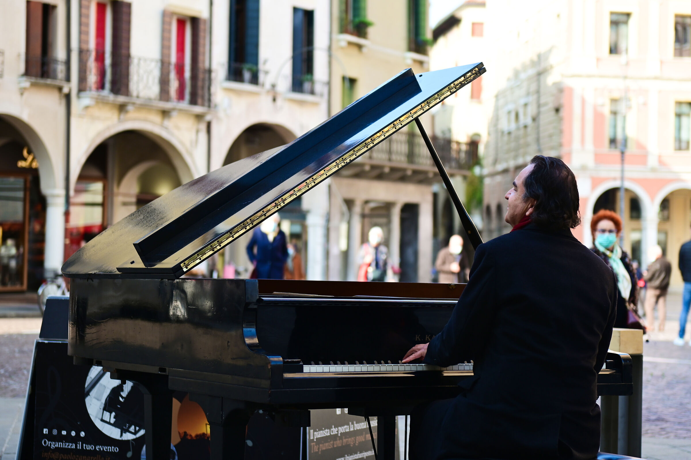 Il pianista fuori posto...