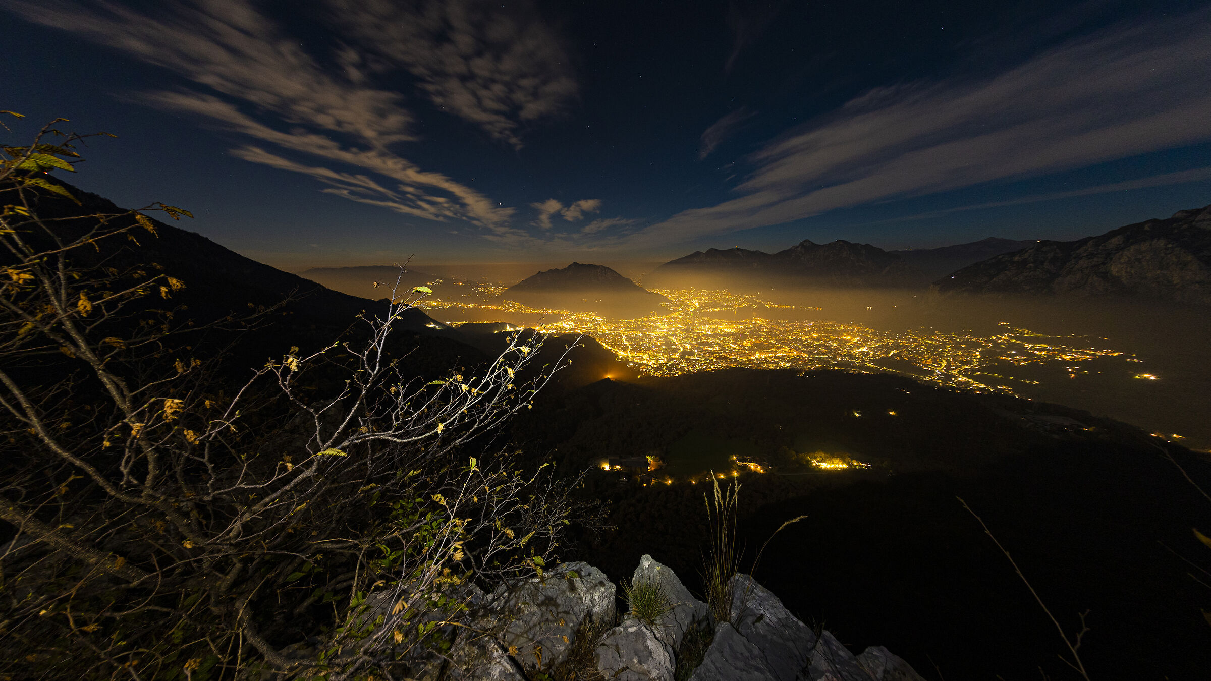 La notte scende e la foschia dirada