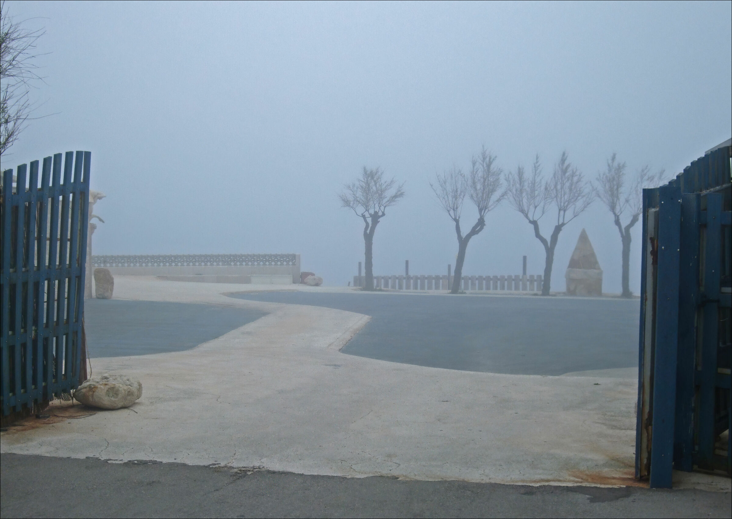 Il cancello sulla nebbia