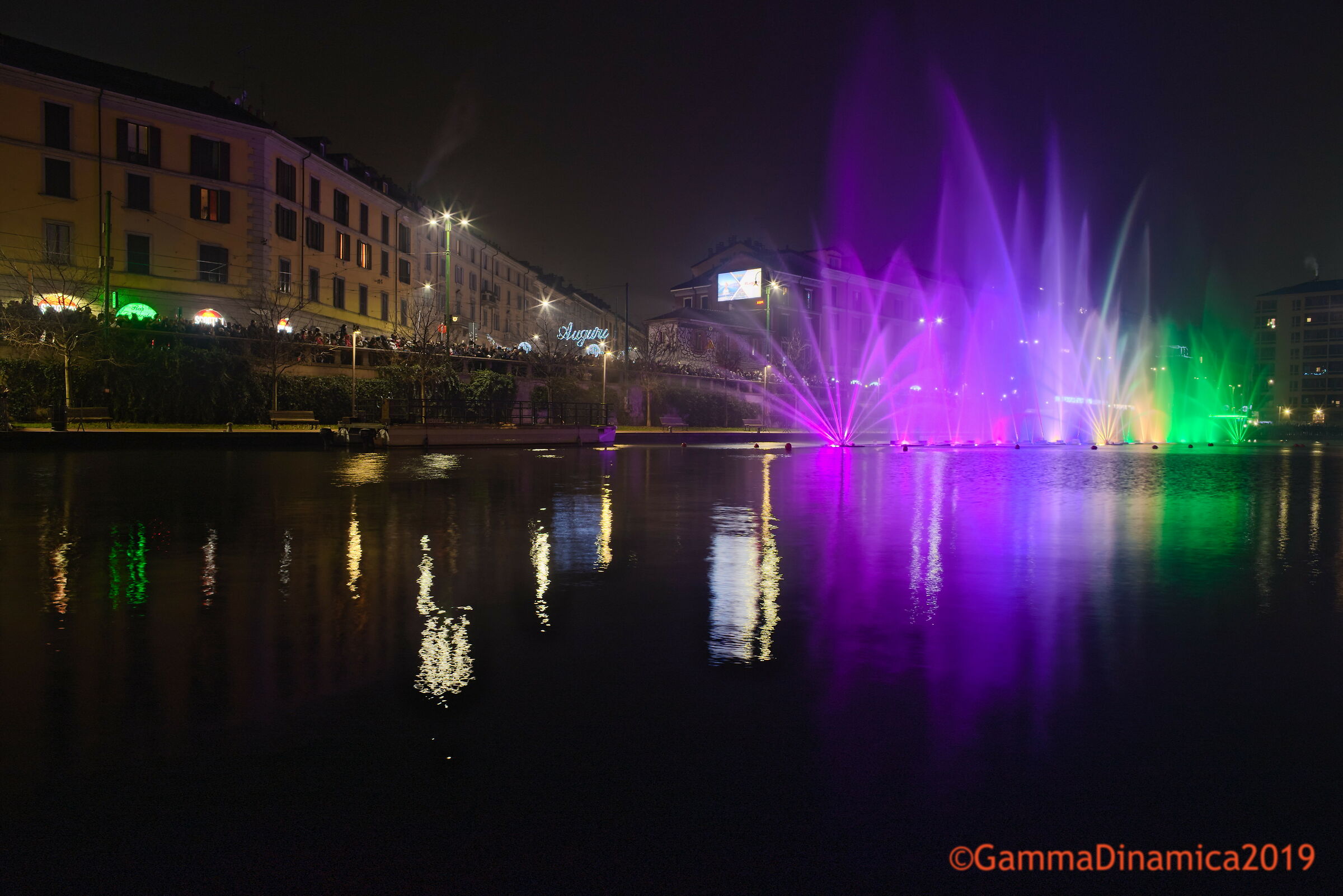 Spettacolo natalizio sui navigli