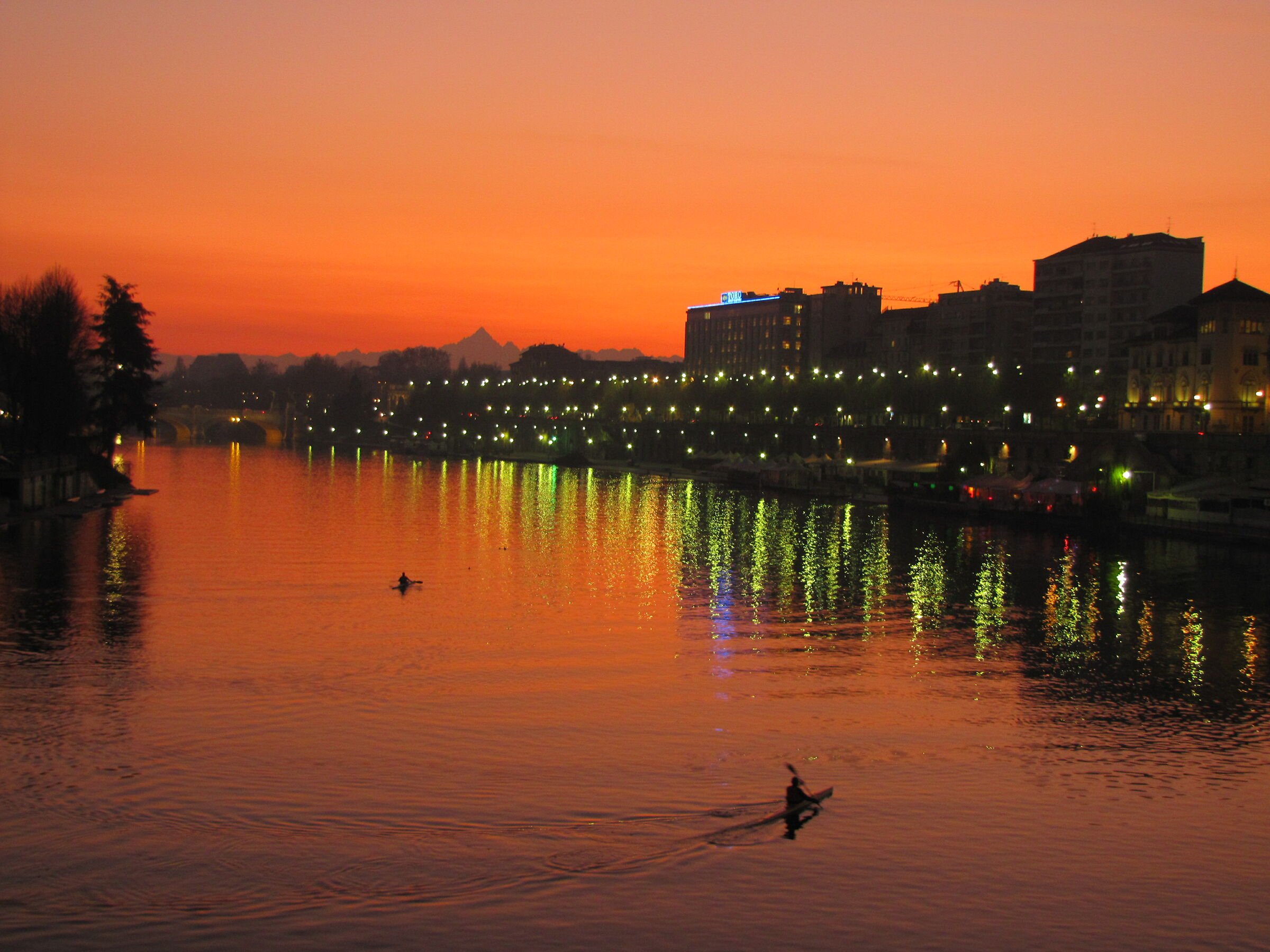 in canoa nel tramonto