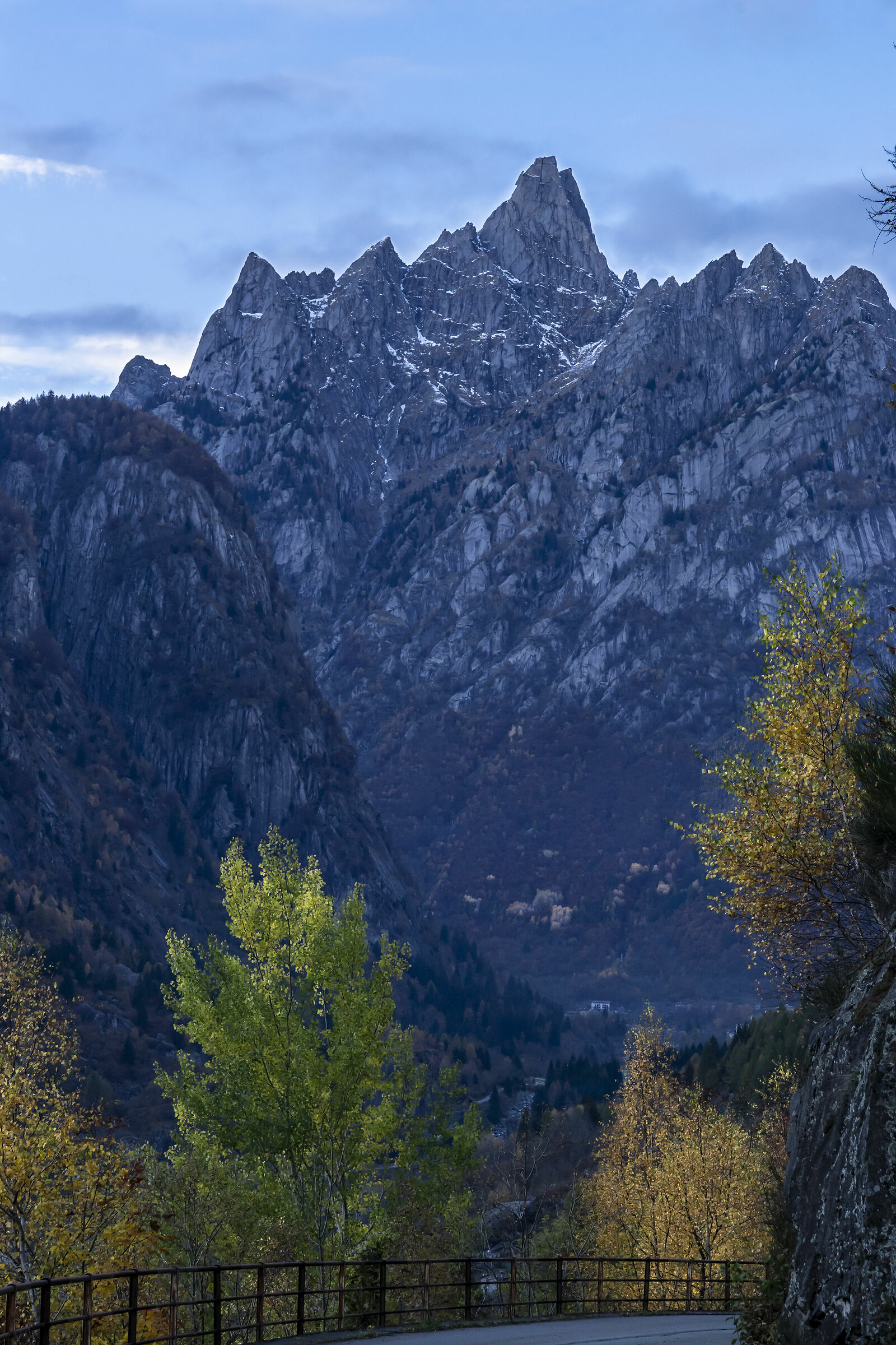 Amazement among the hairpin bends of the Val di Sasso Bisolo
