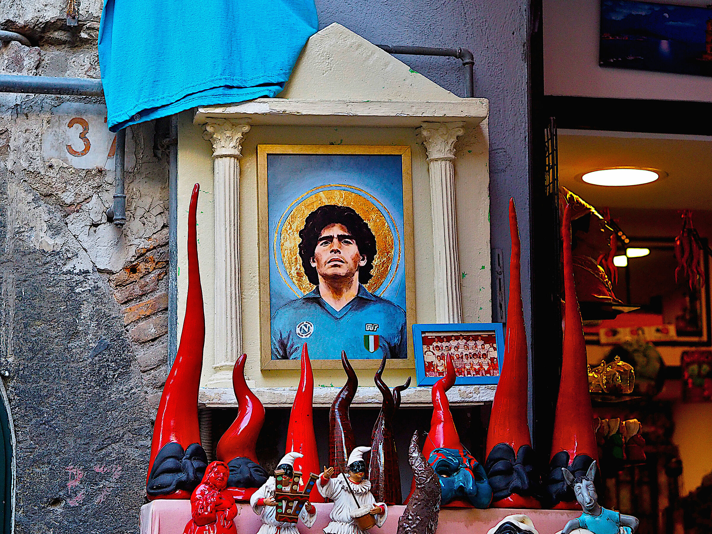 Devotees to pibe de oro