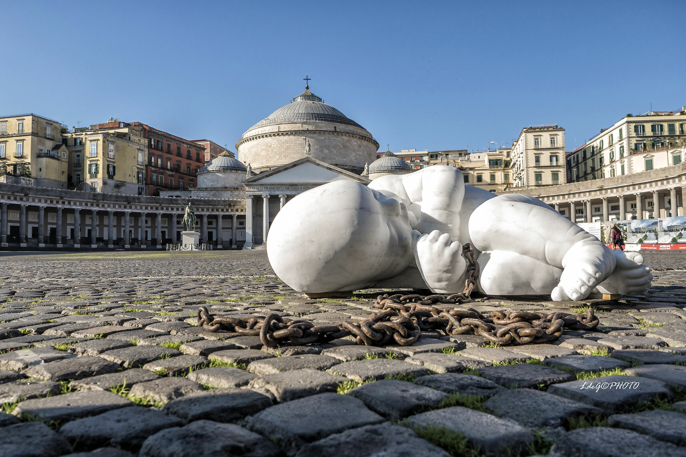"Look down", il bimbo in catene di Jago a Napoli