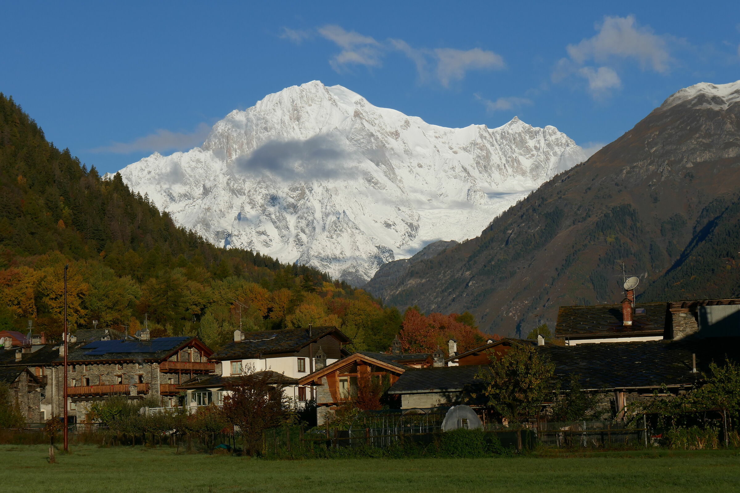 Le case di Derby e il Monte Bianco