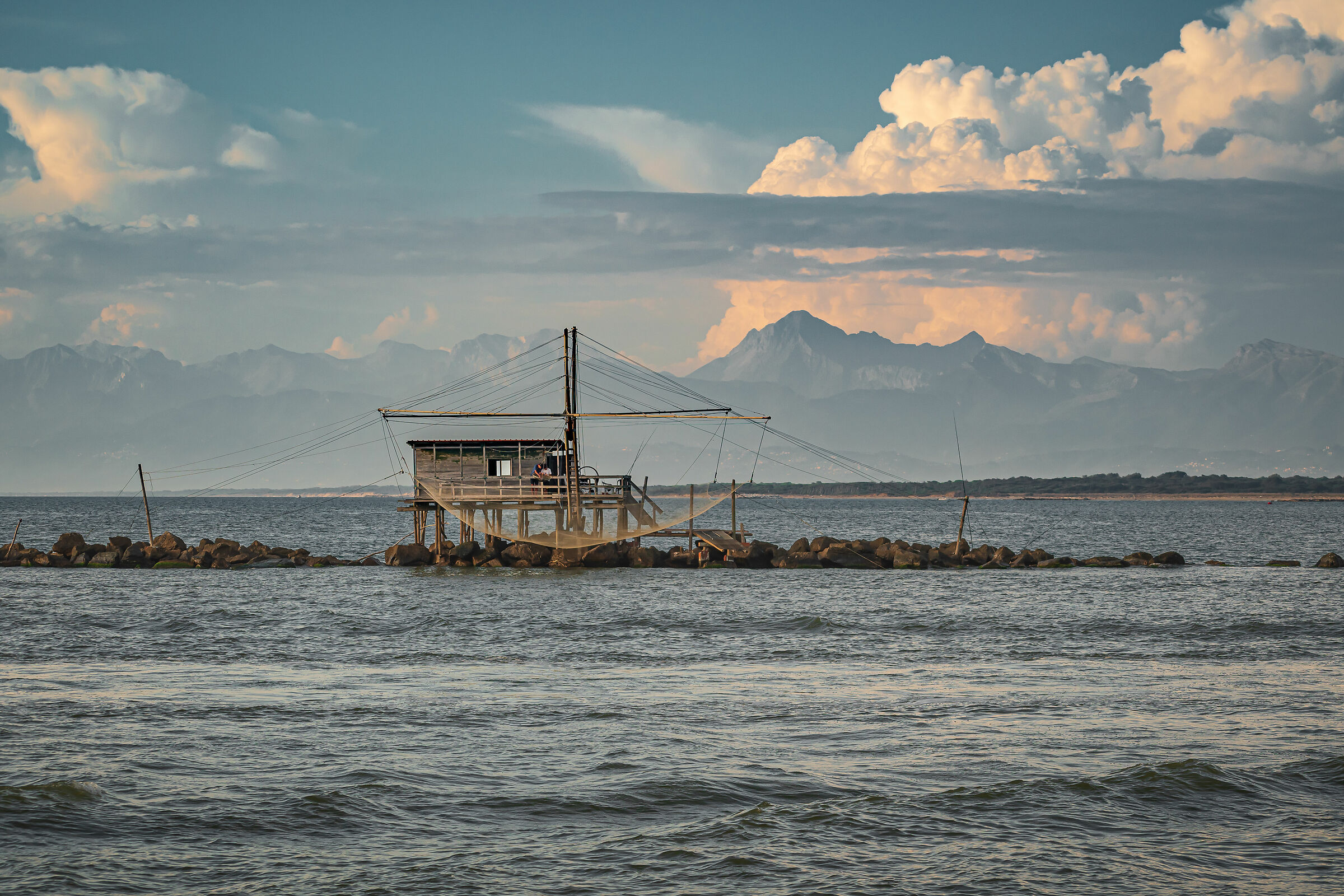 Le Apuane sullo sfondo