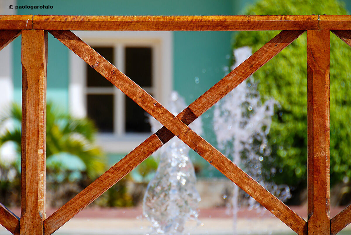 | X | (Giocando con geometrie e colori)