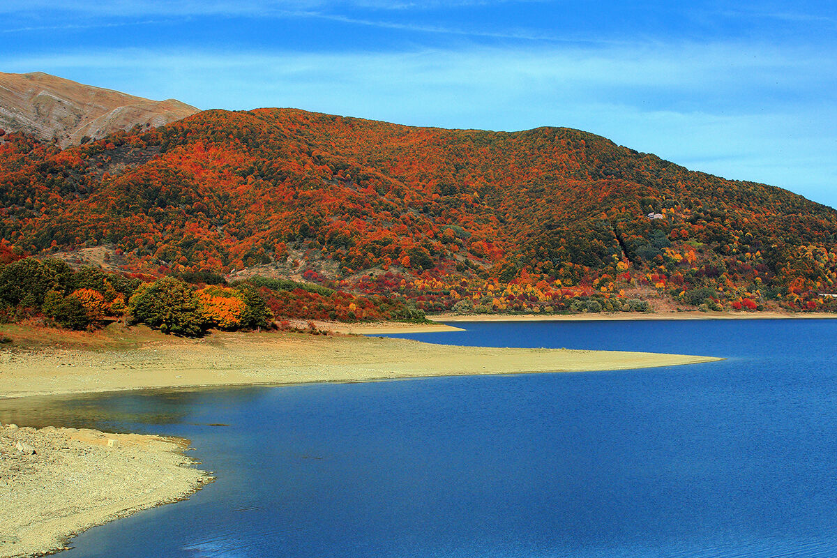 Foliage sul lago di Campotosto