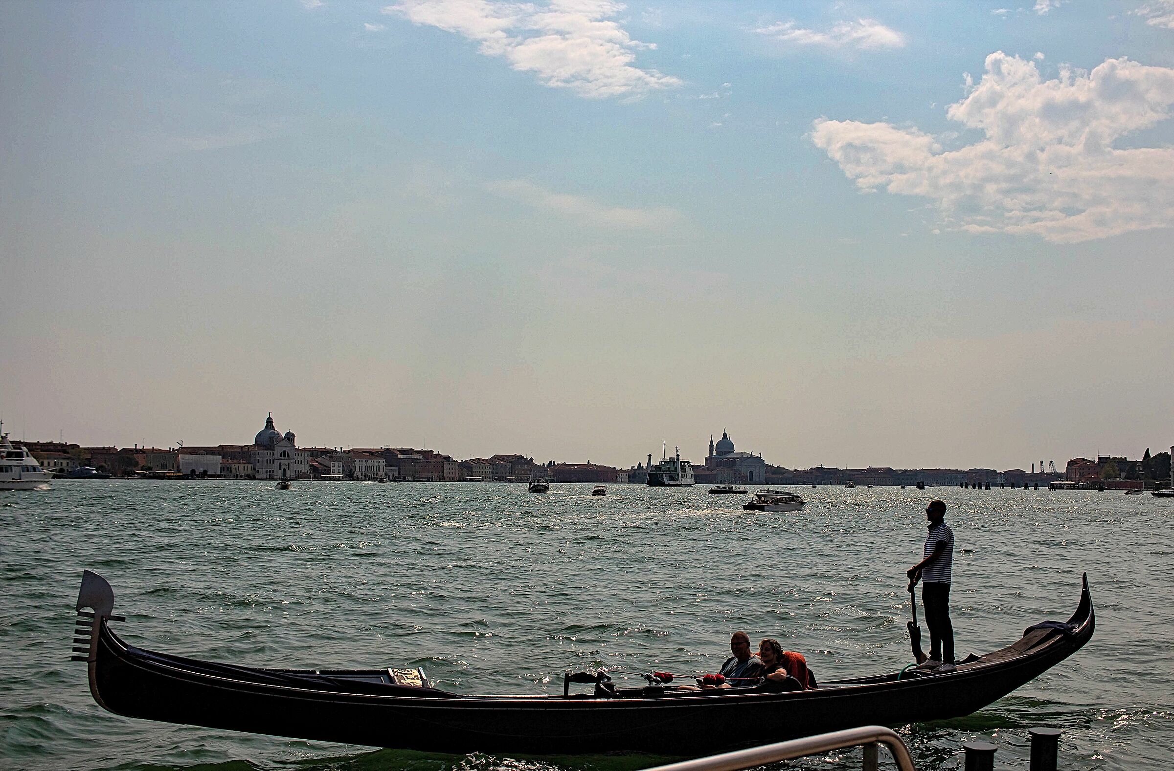 un gondoliere in controluce Venezia 24/08/2019