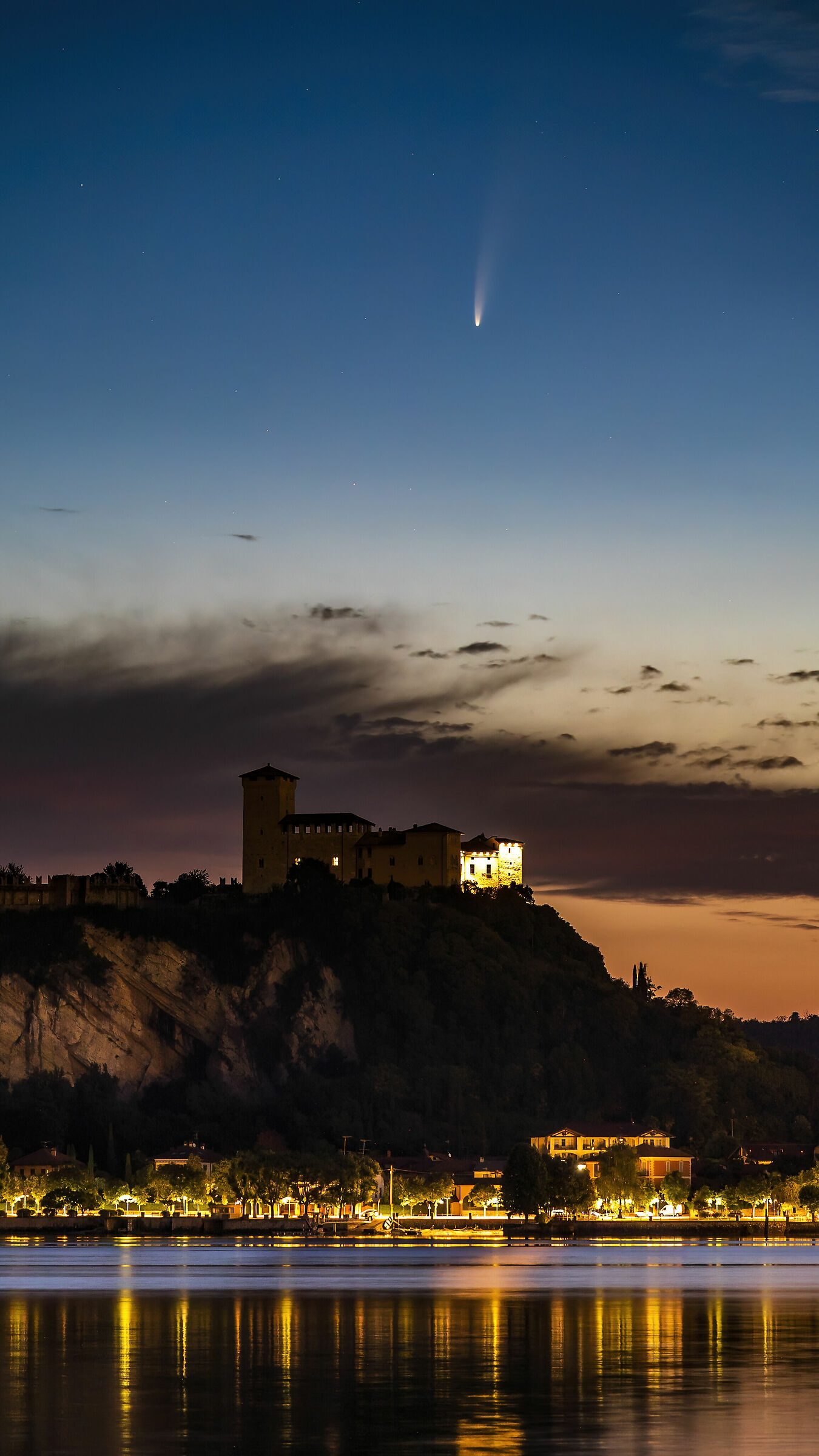 Cometa Neowise sulla Rocca di Angera