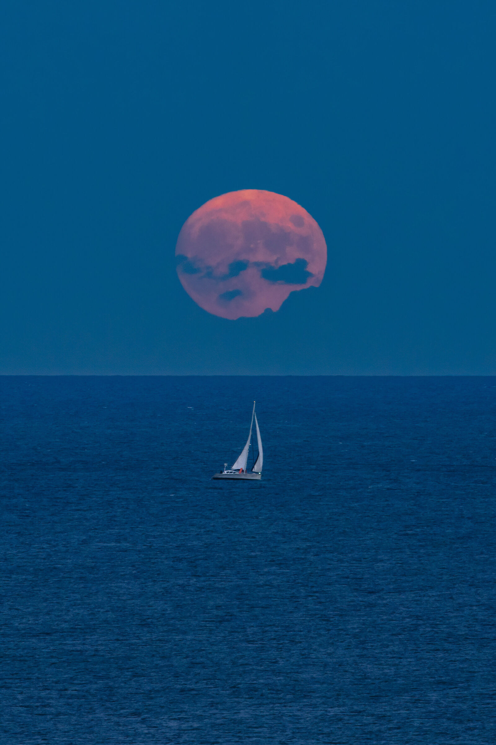 Sorgere di Luna piena sul mare