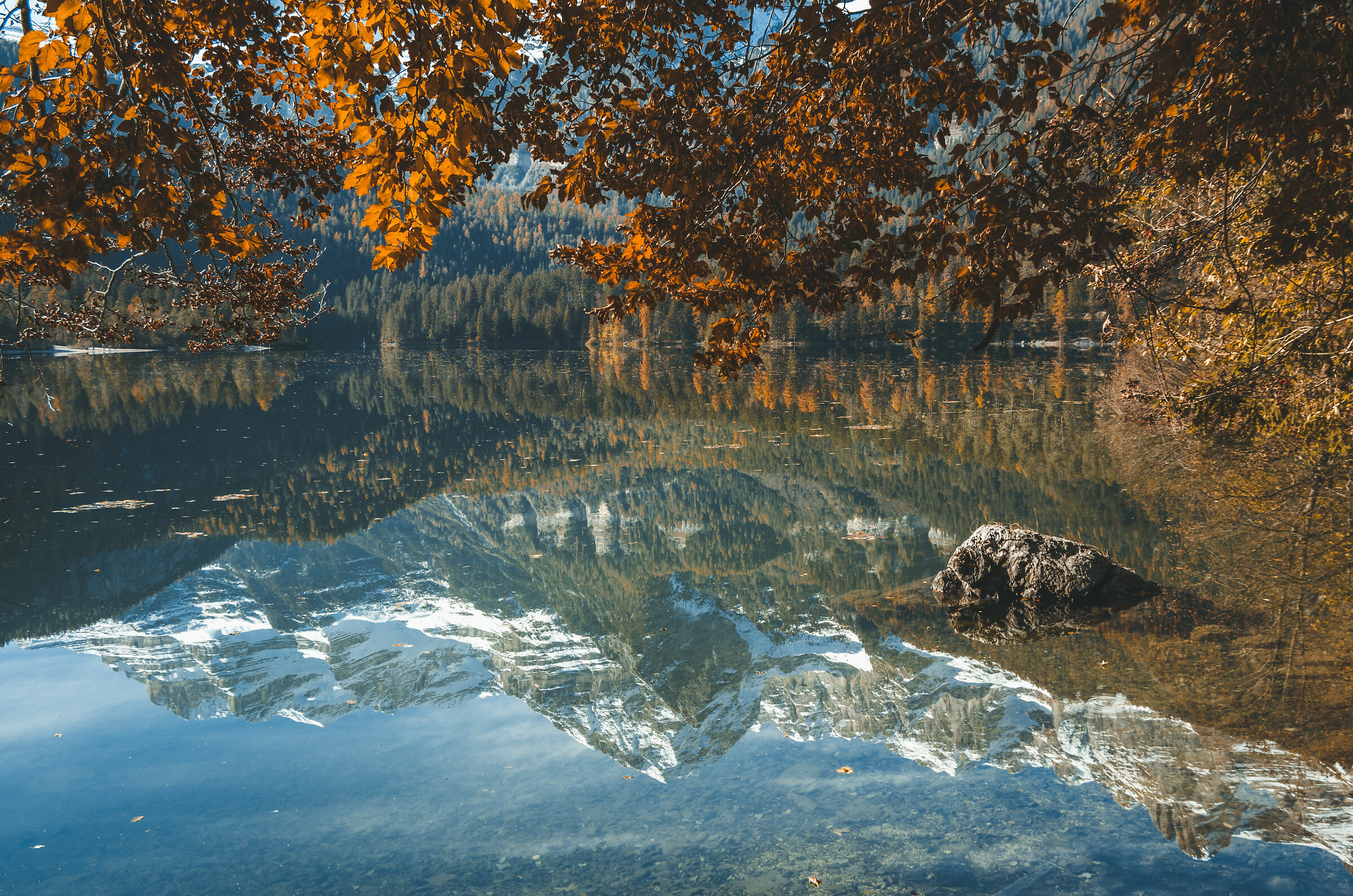 Riflessi specchiati nel lago