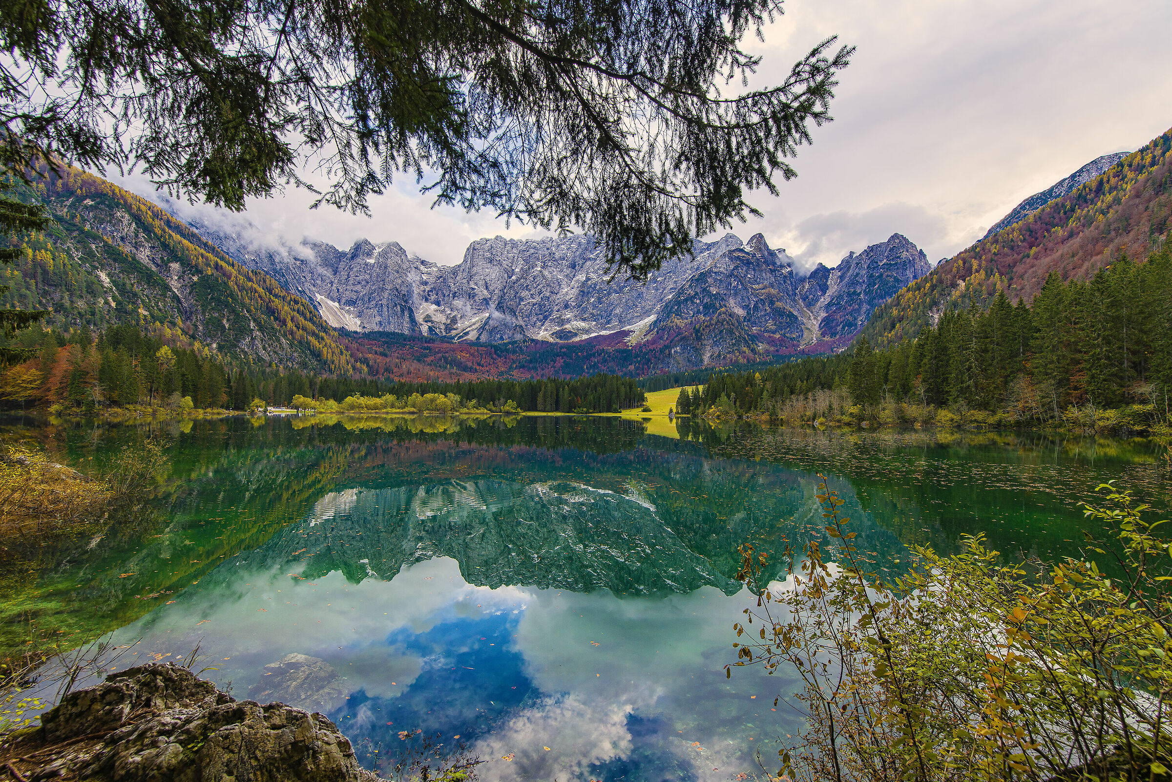 Vista lago superiore di Fusine e gruppo Mangart
