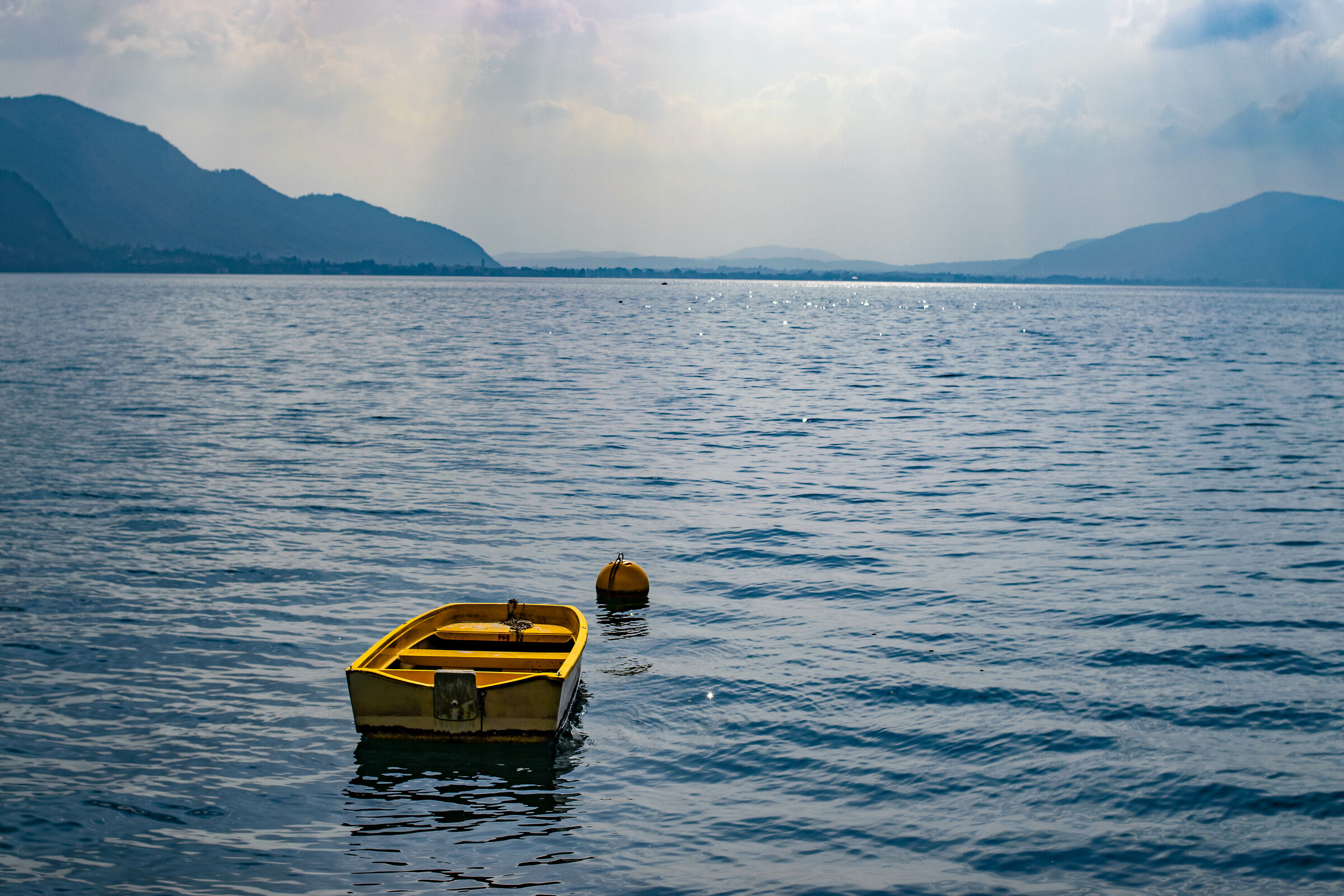 The yellow boat and its buoy. Montisola.