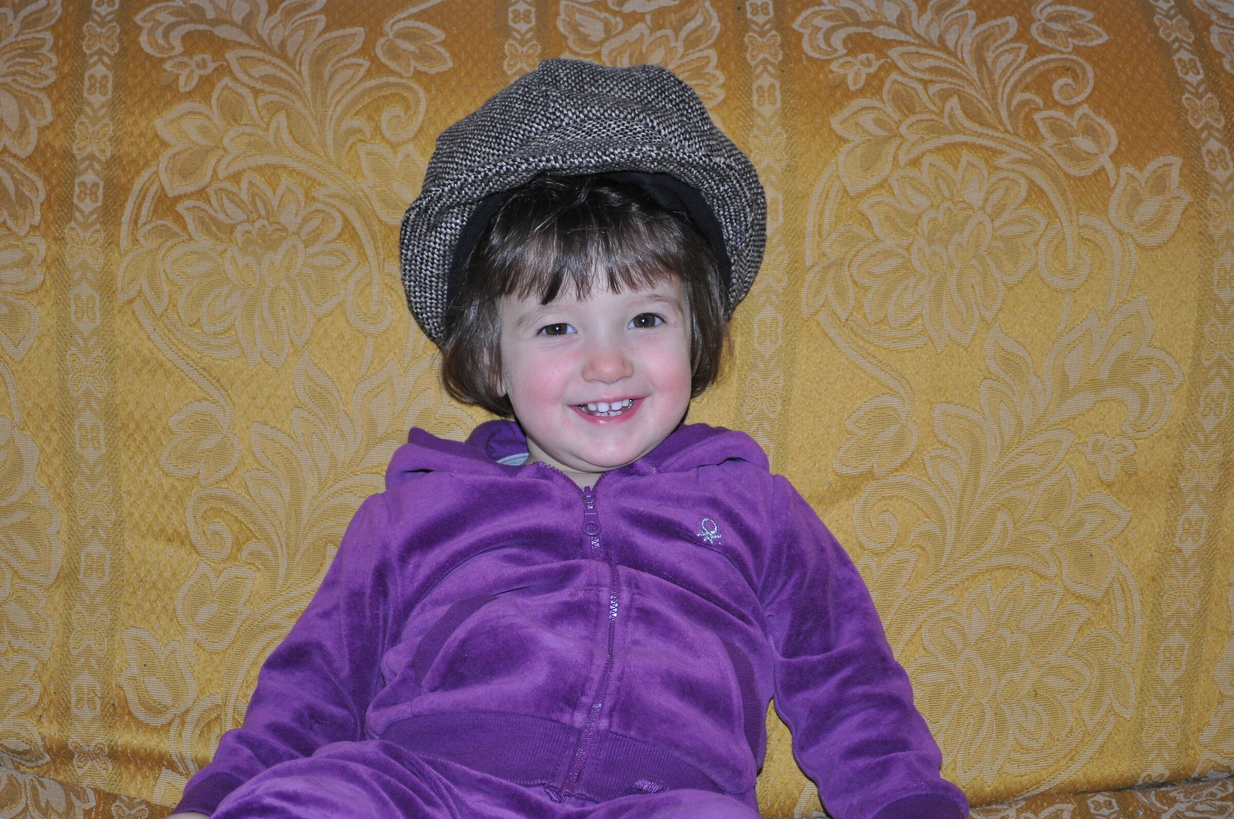 Ines con cappello berretta irlandese.