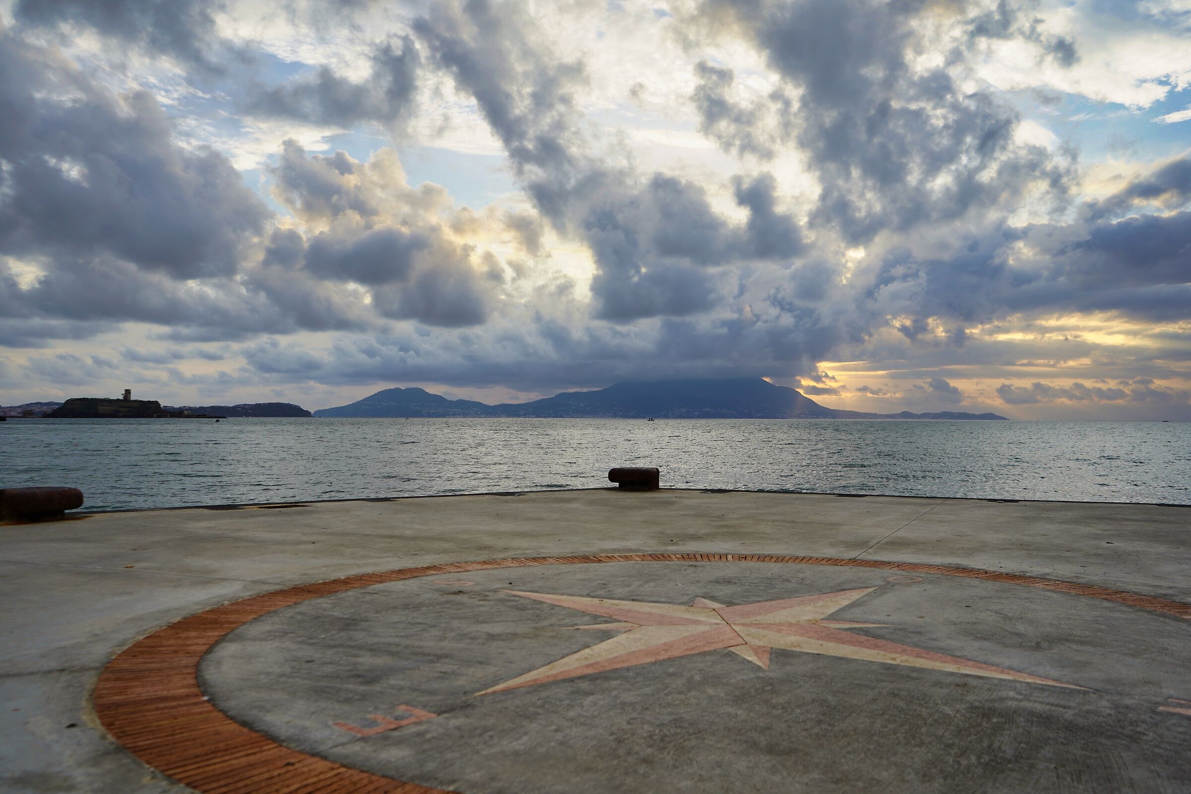 Nuvole scure si addensano sopra Procida