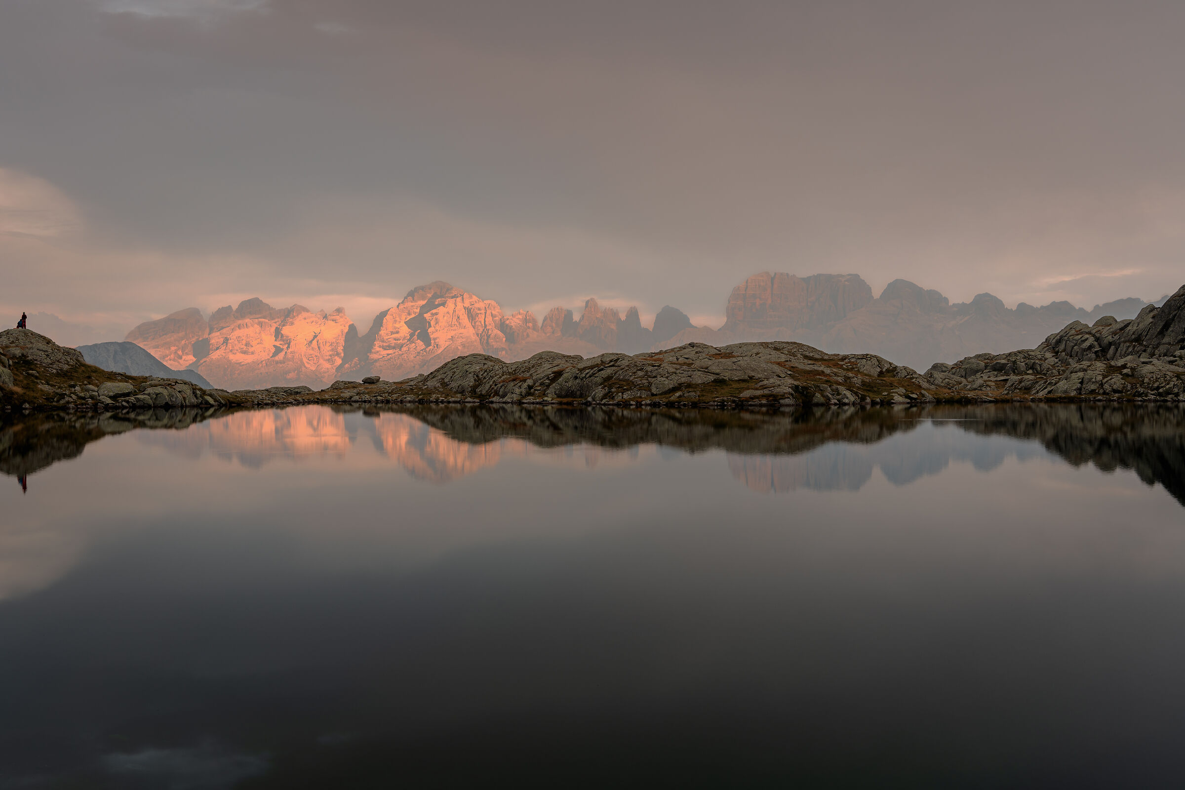 "The spelndido Black Lake semi-shrouded in fog"