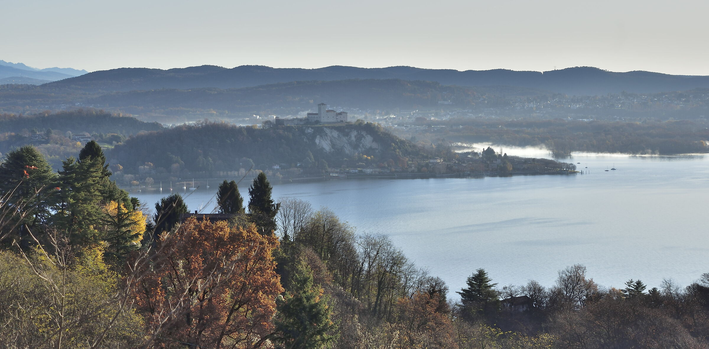 panorama sul Lago Maggiore di fronte a noi la Rocca di