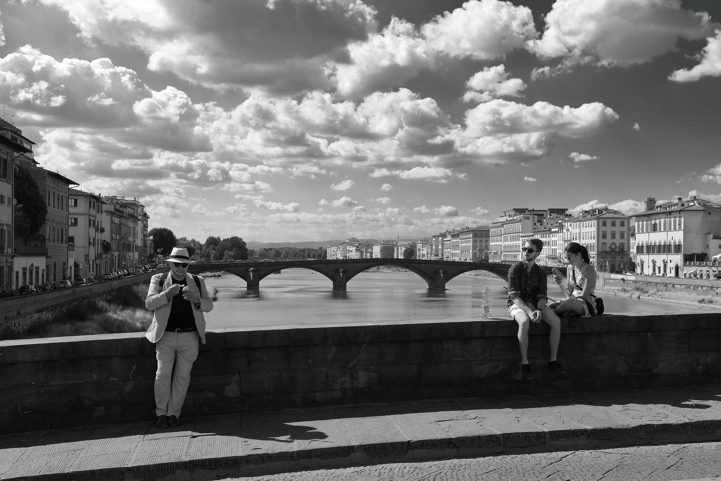 Gelatino sull'Arno con cielo drammatico