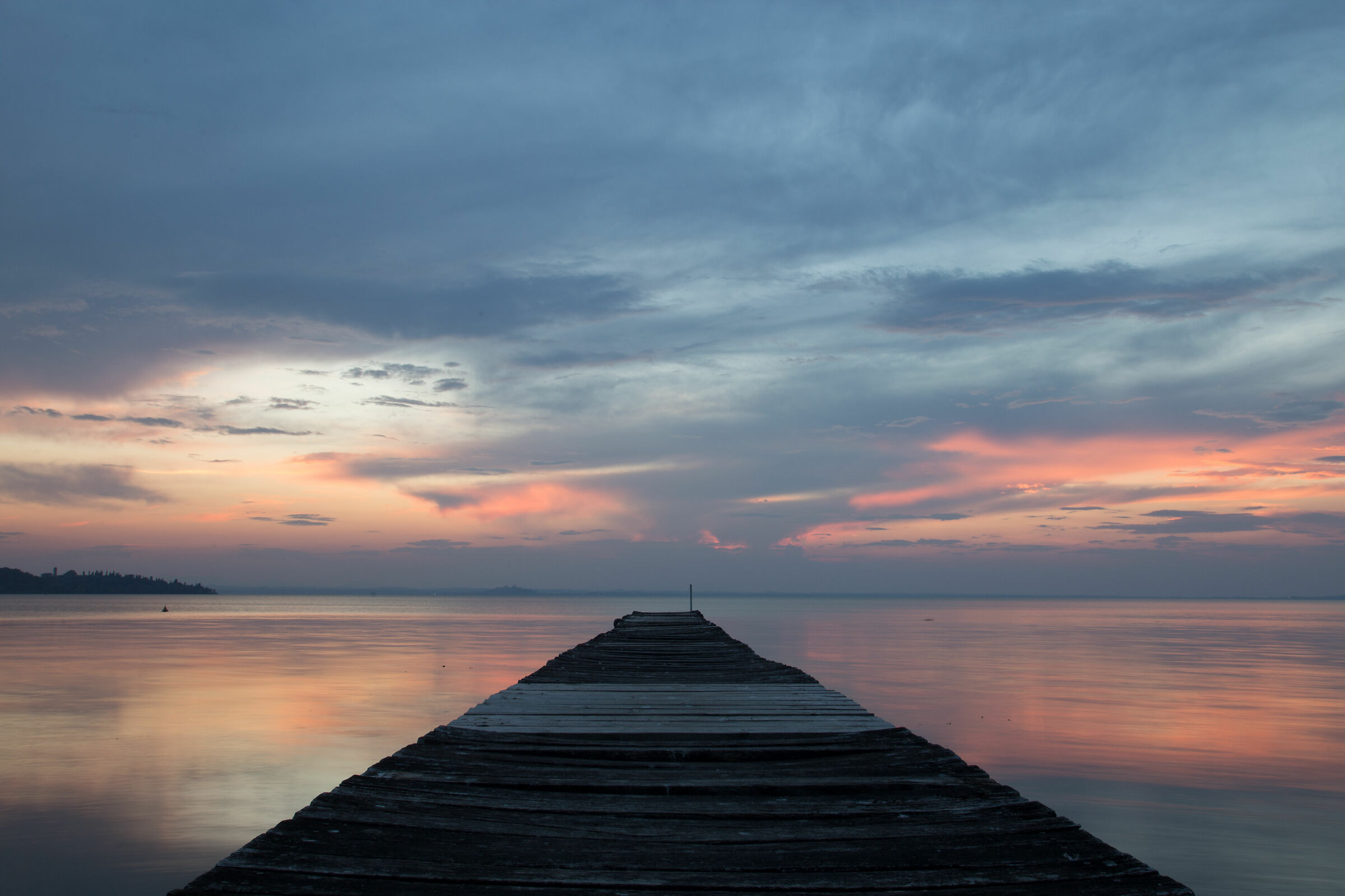 passerella al tramonto