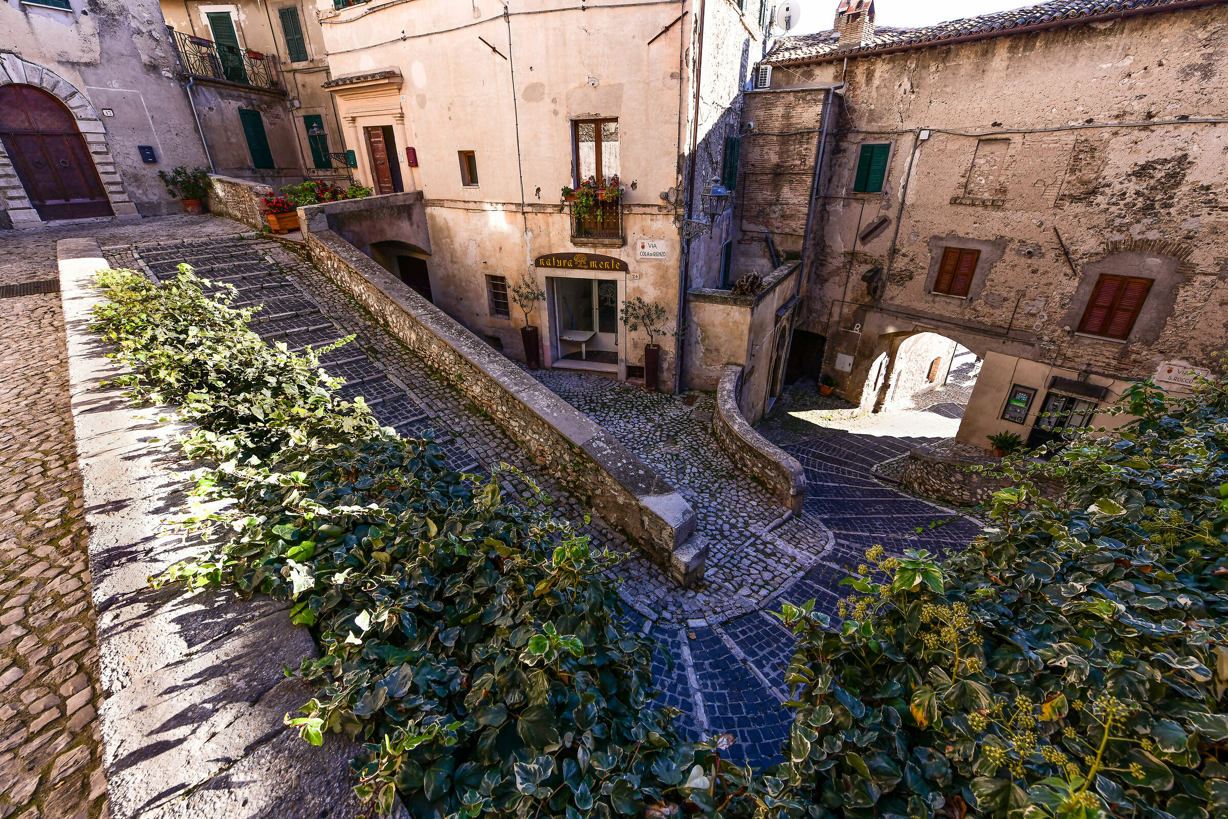 Caspéria (Ri)-Scalinata d'ingresso al Centro Stor...