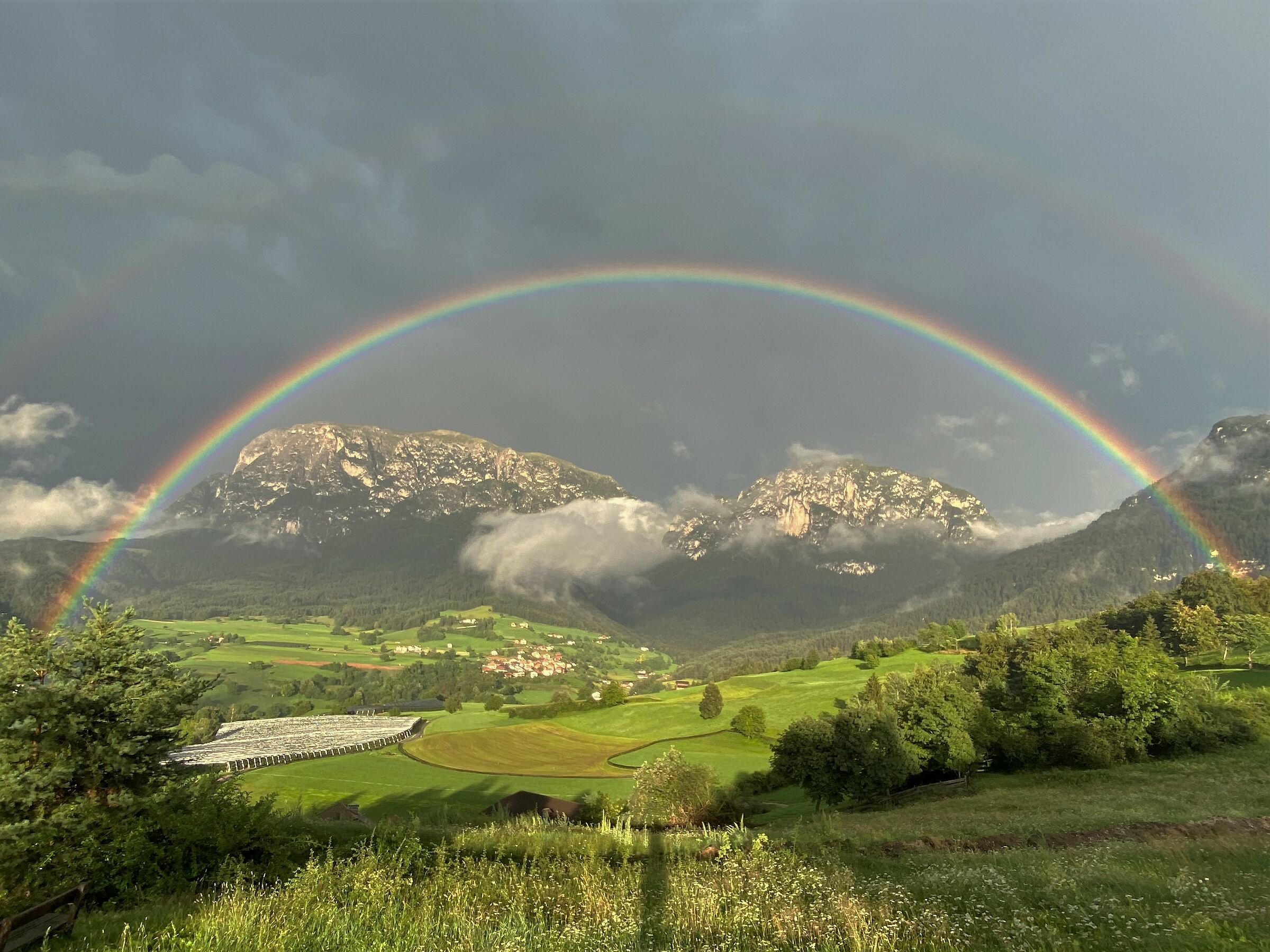 Sciliar e Monte Cavone sotto un arco