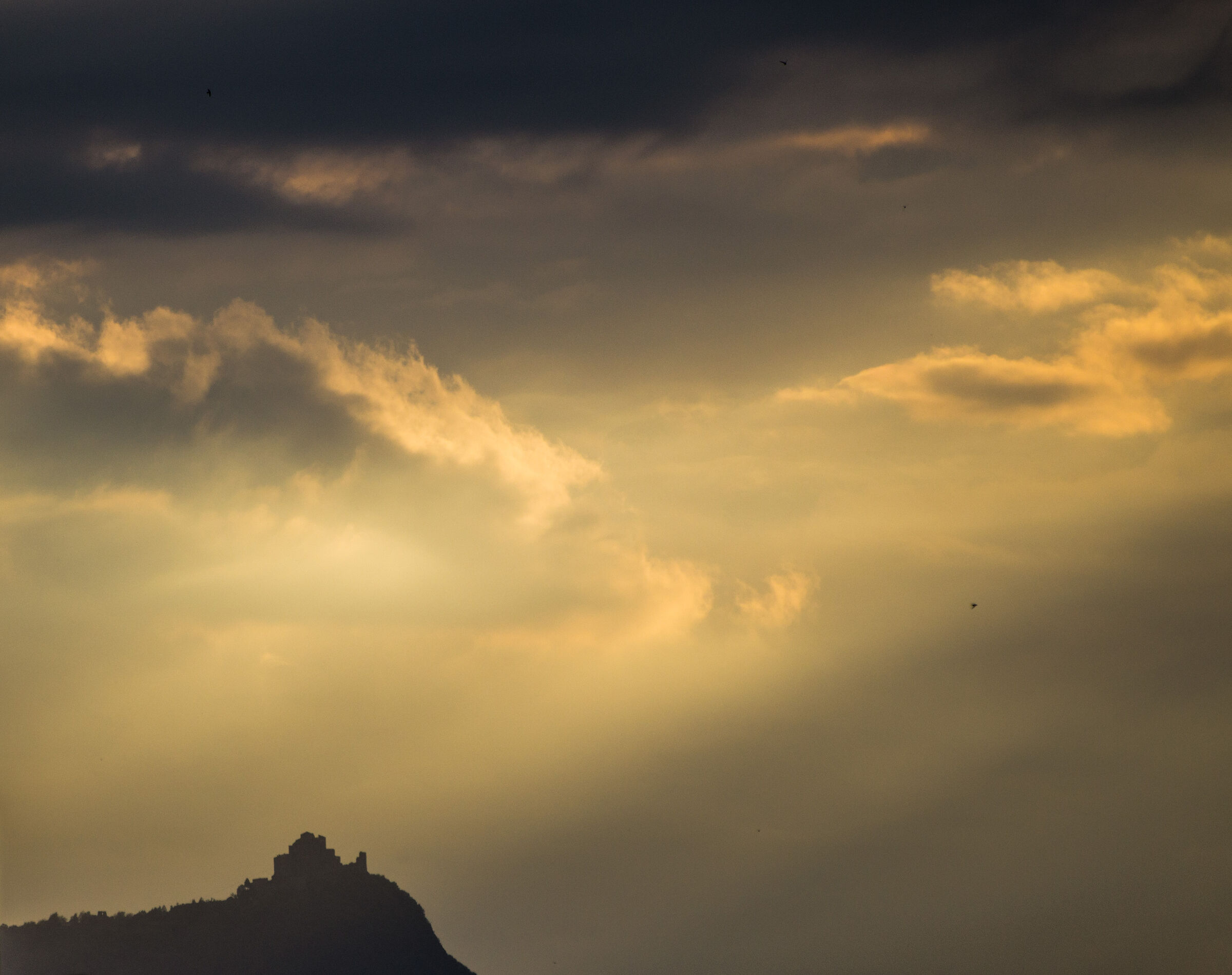 Monastero nella luce dorata del tramonto