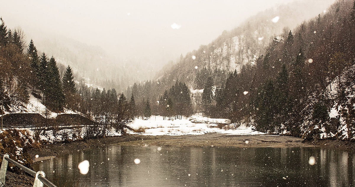 Cassiglio and the snow falling