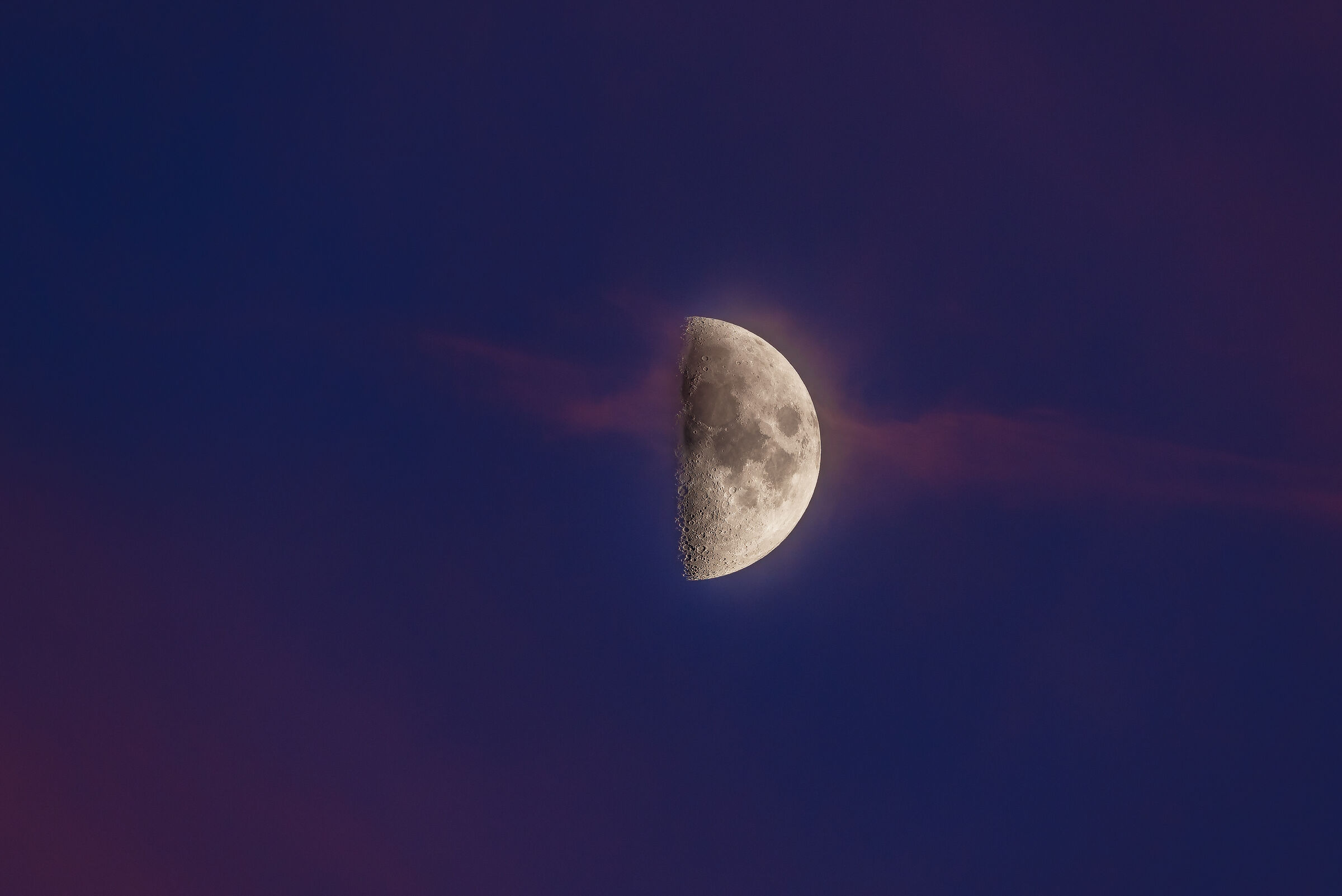 La Luna tra le rossastre nubi di novembre.