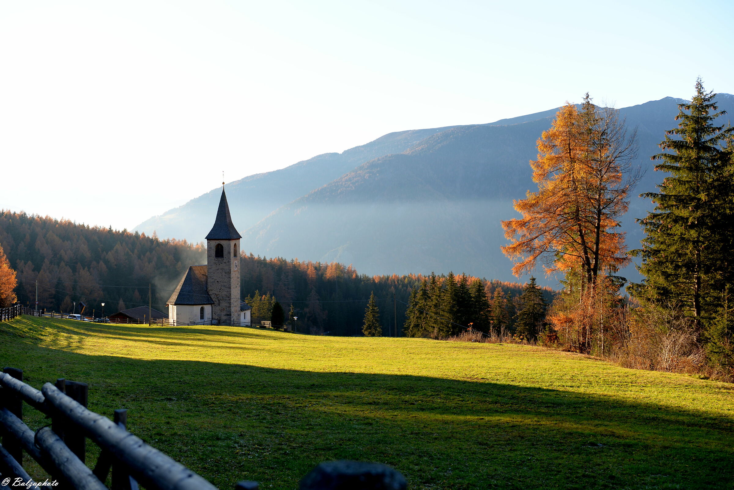 Piccola chiesa di montagna al tramonto (Montassilone)