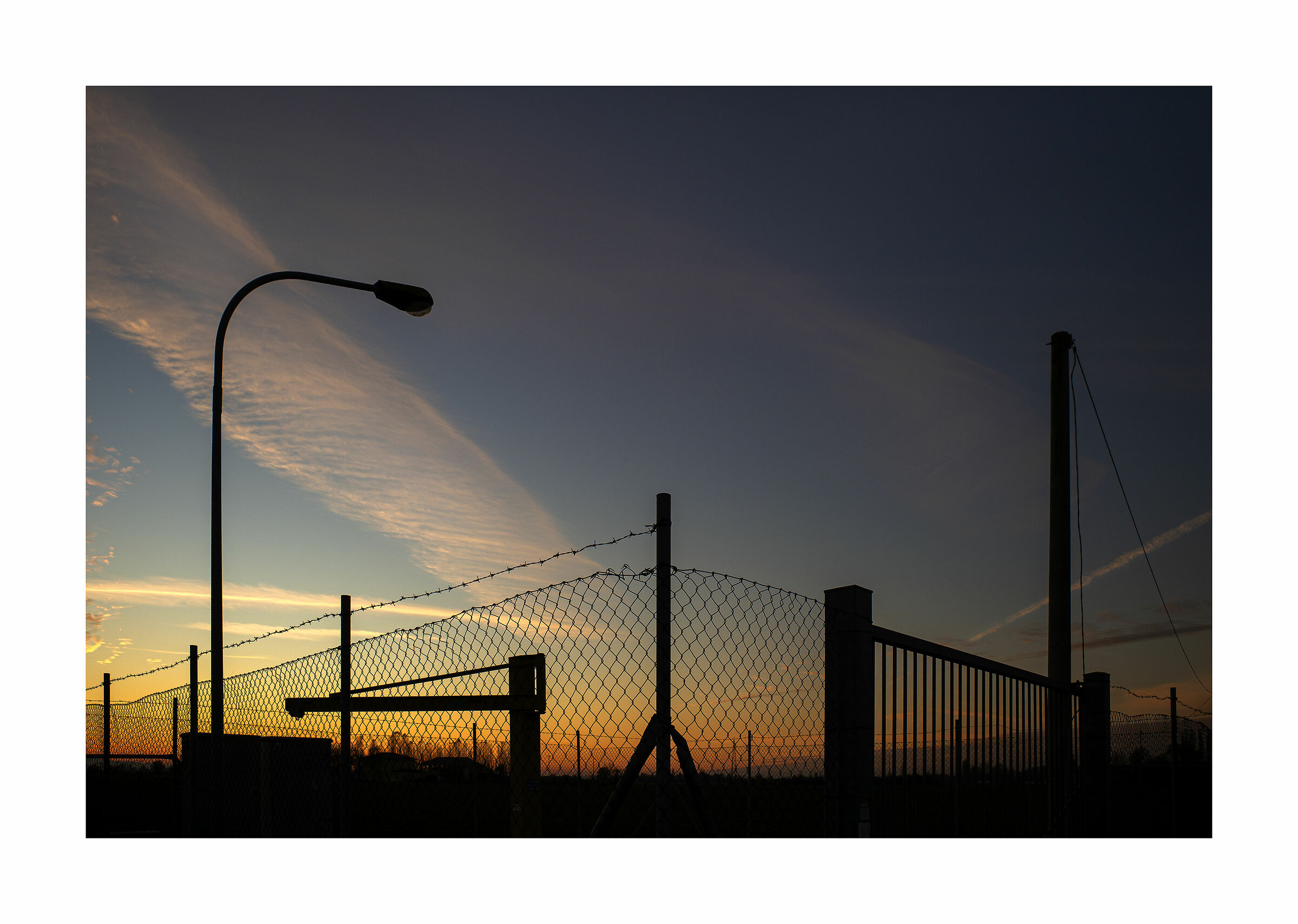 una recinzione per catturare il ... tramonto