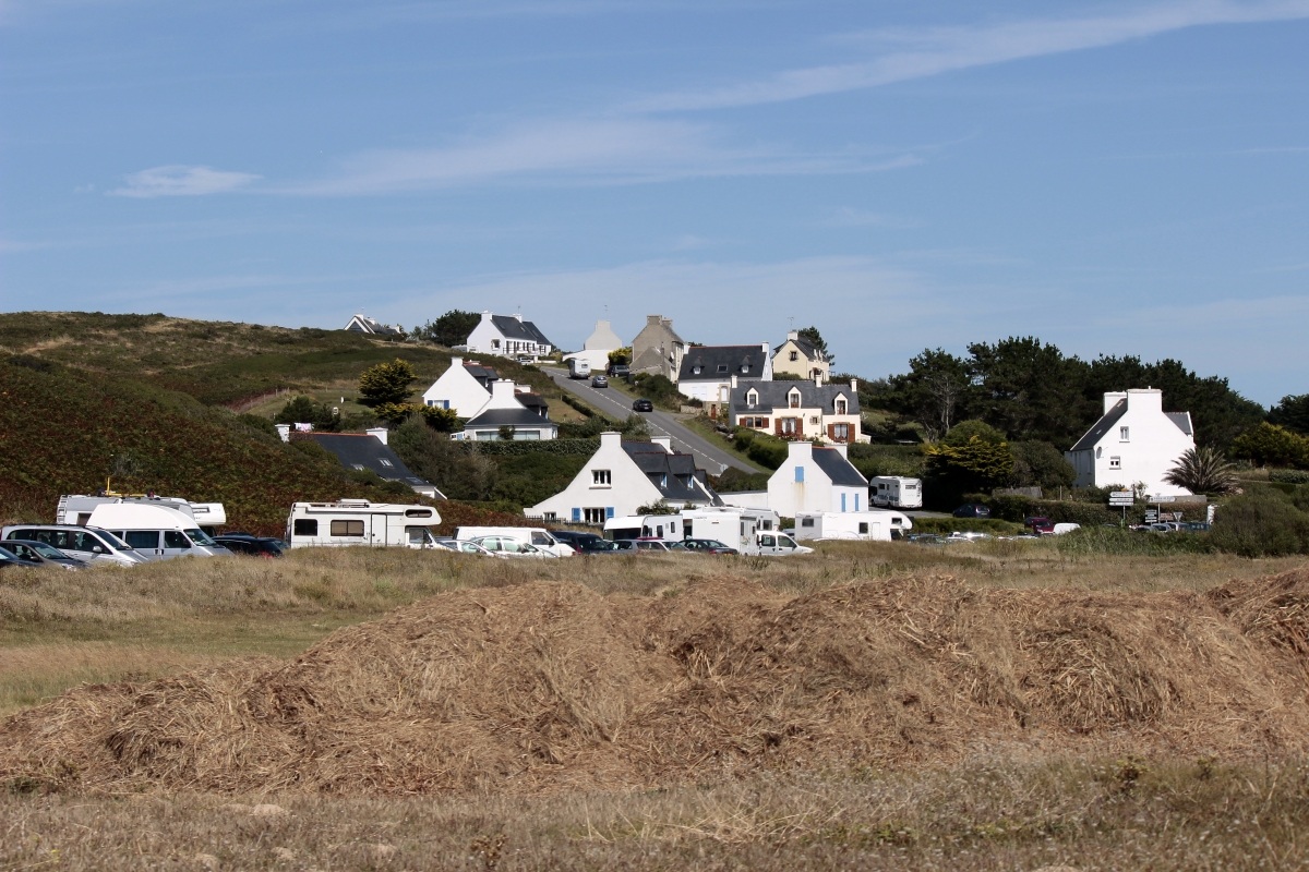 Villaggio bretone visto dalla spiaggia