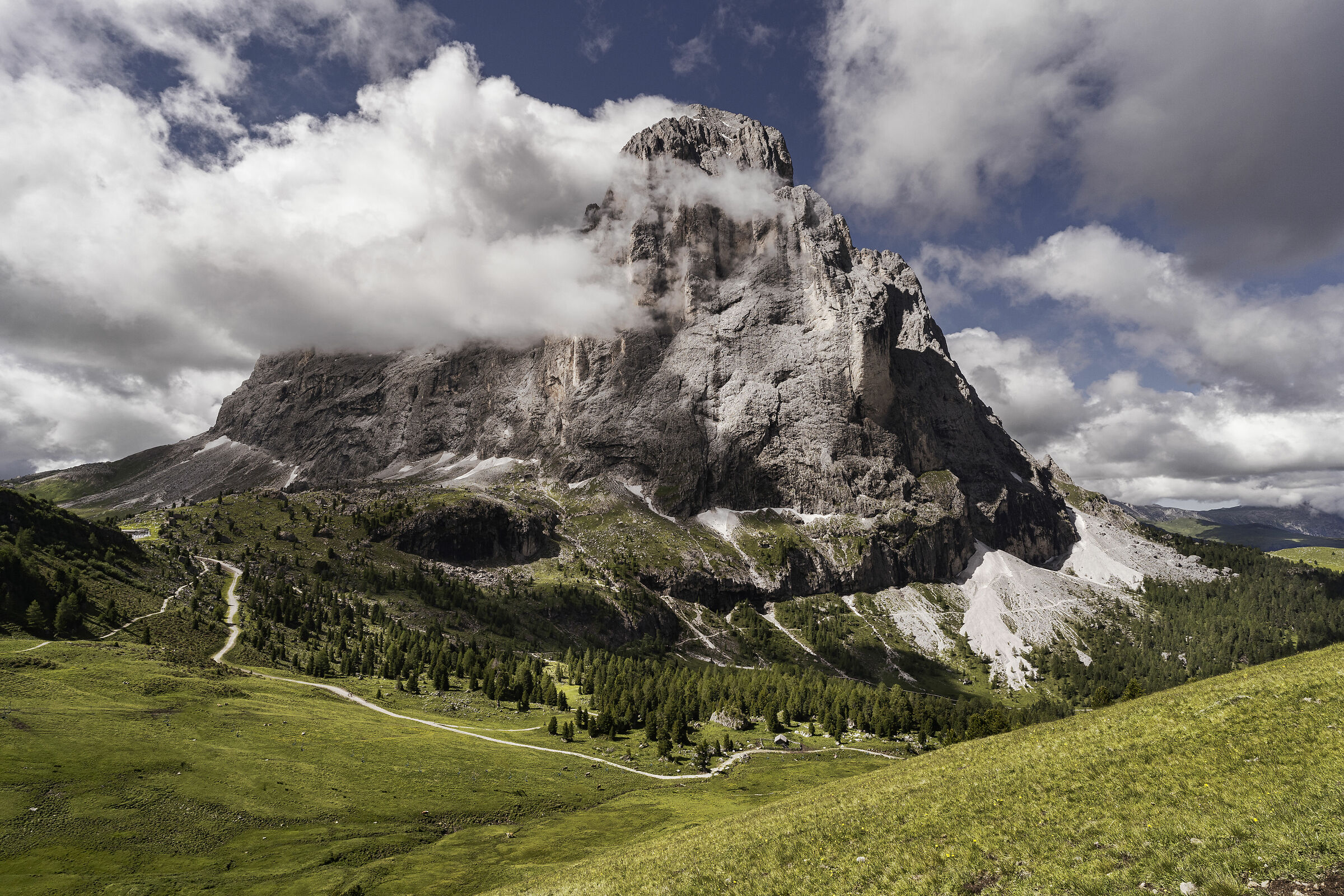 Sassolungo tra le nuvole