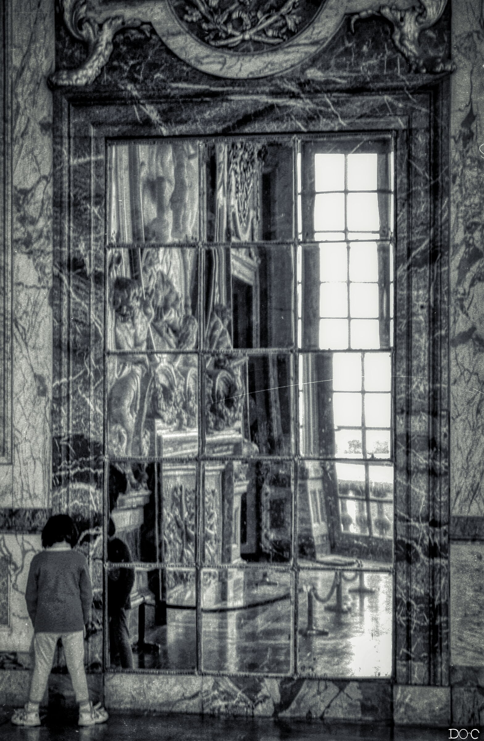 Invisibile nella sala degli specchi.