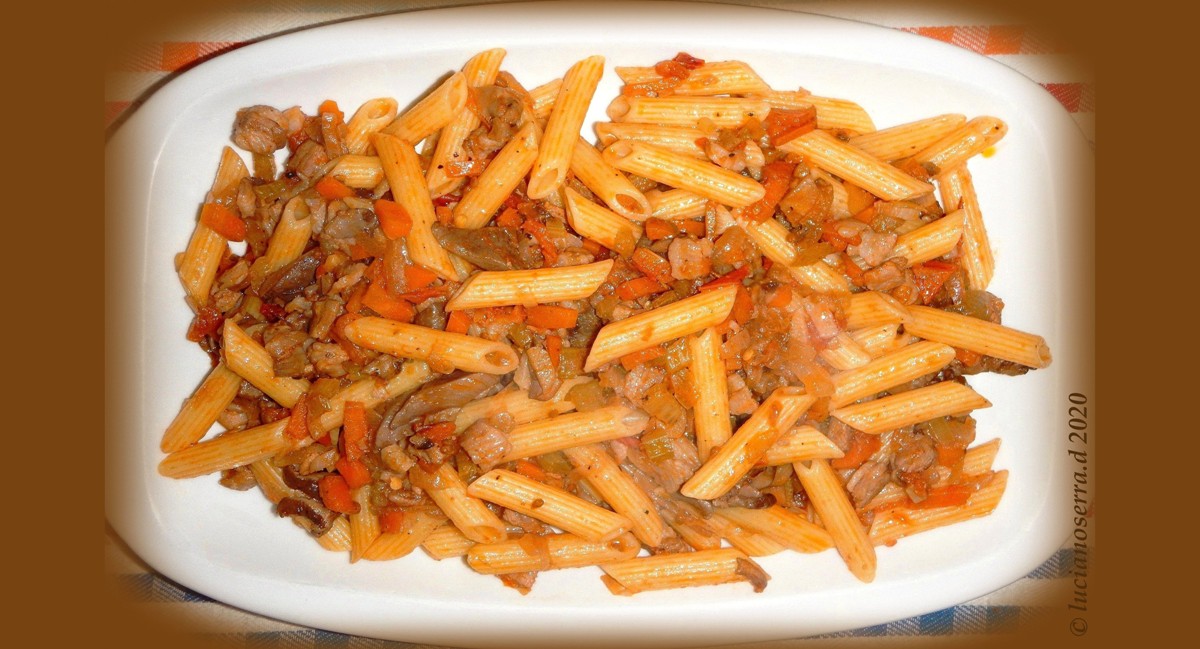 Pennette al ragu con pancetta e funghi