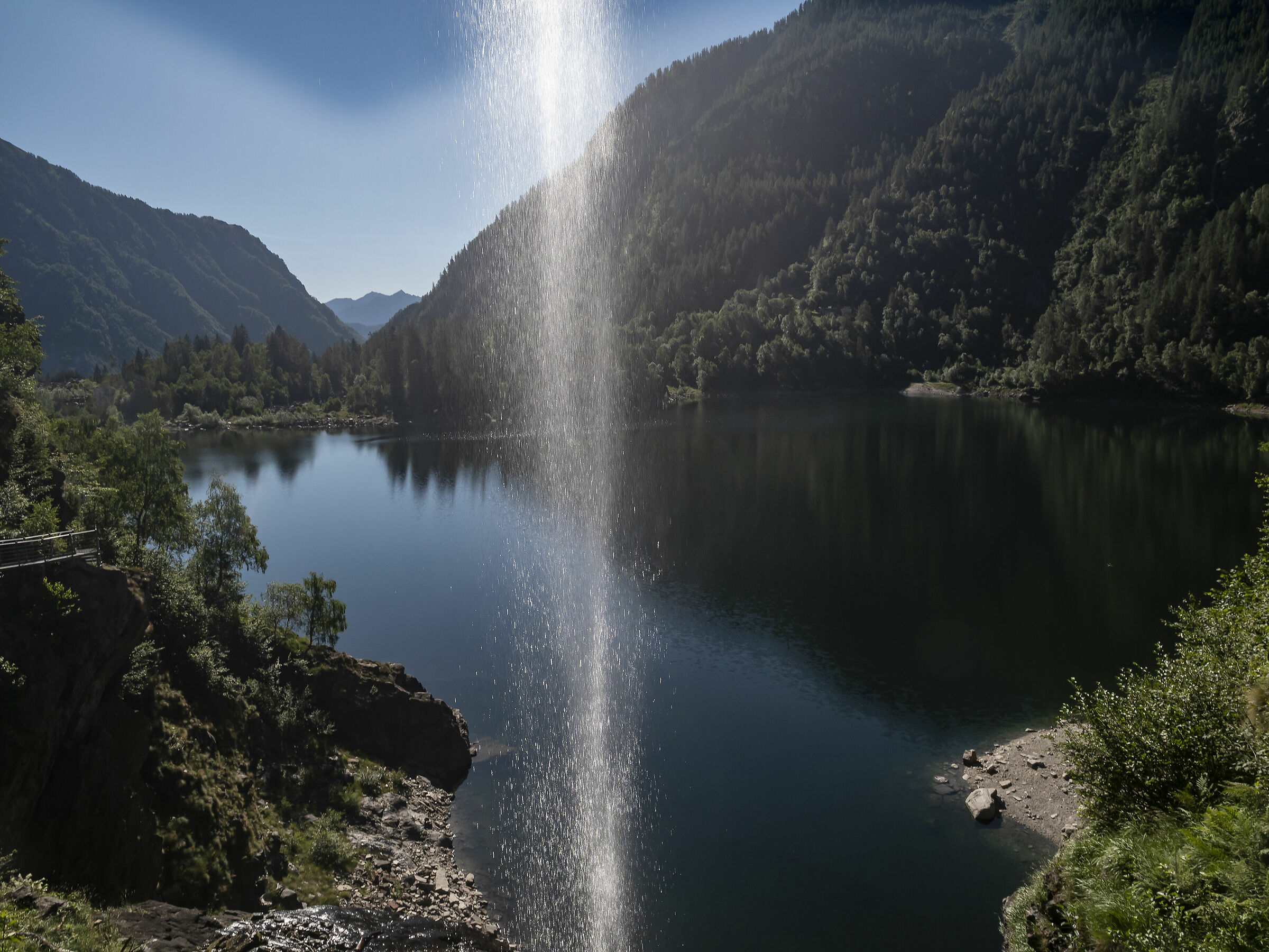 Il Lago Antrona attraverso la cascata del Sajont.
