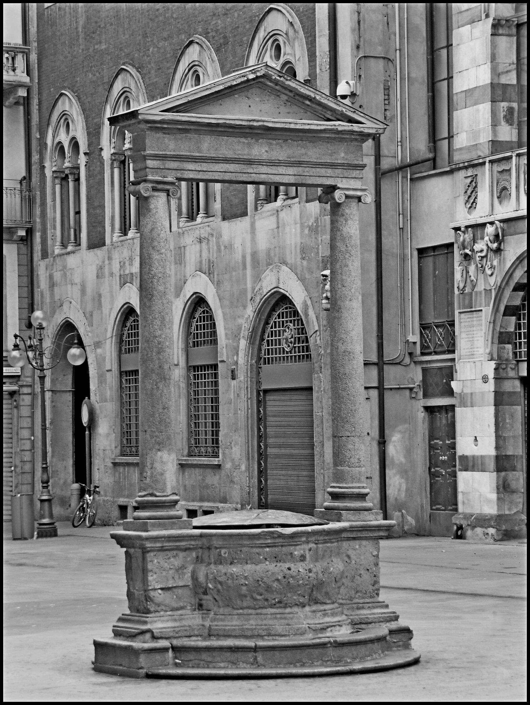 Milan - Piazza dei Mercanti