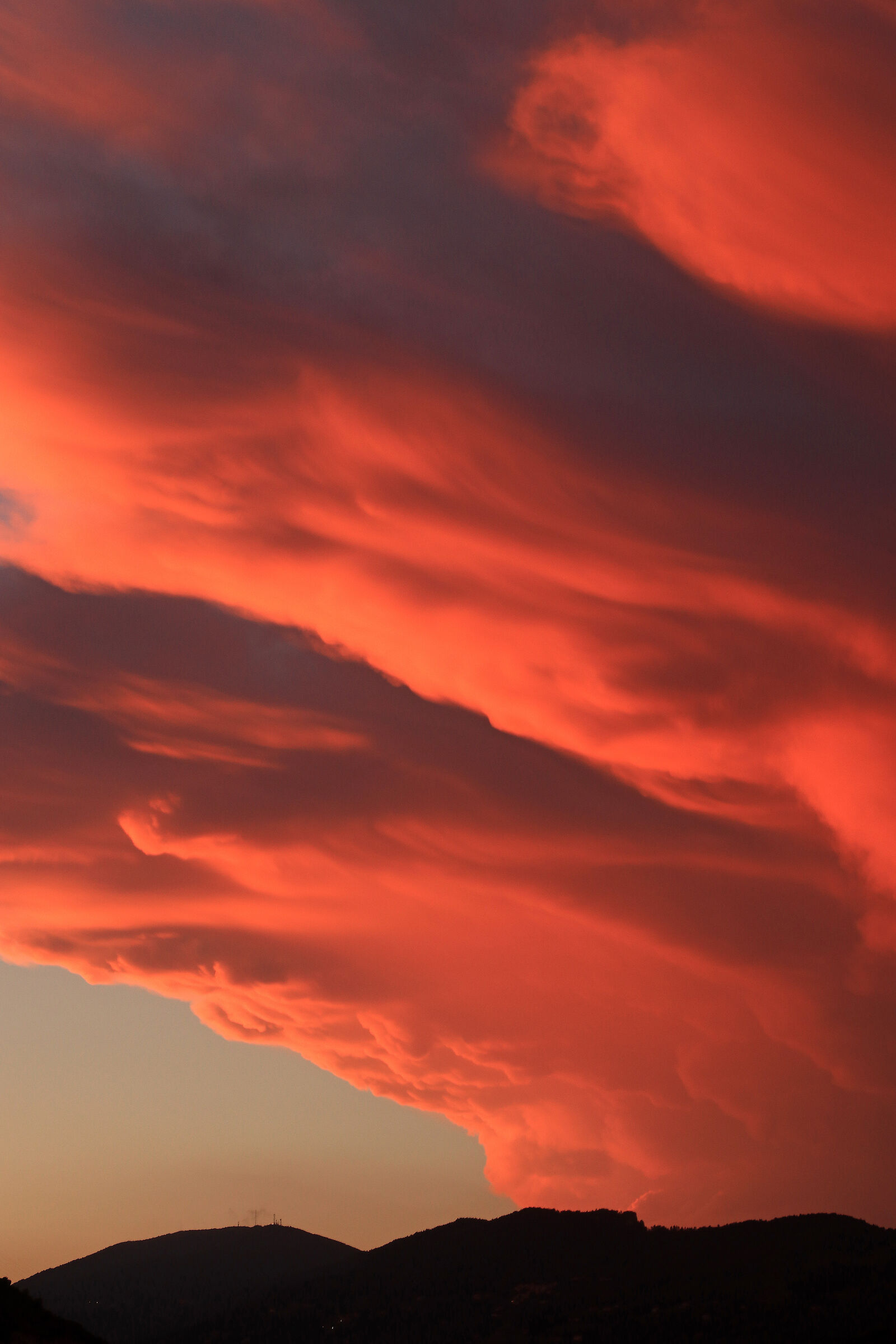 Liguria: Le nuvole al tramonto precedenti in verticale