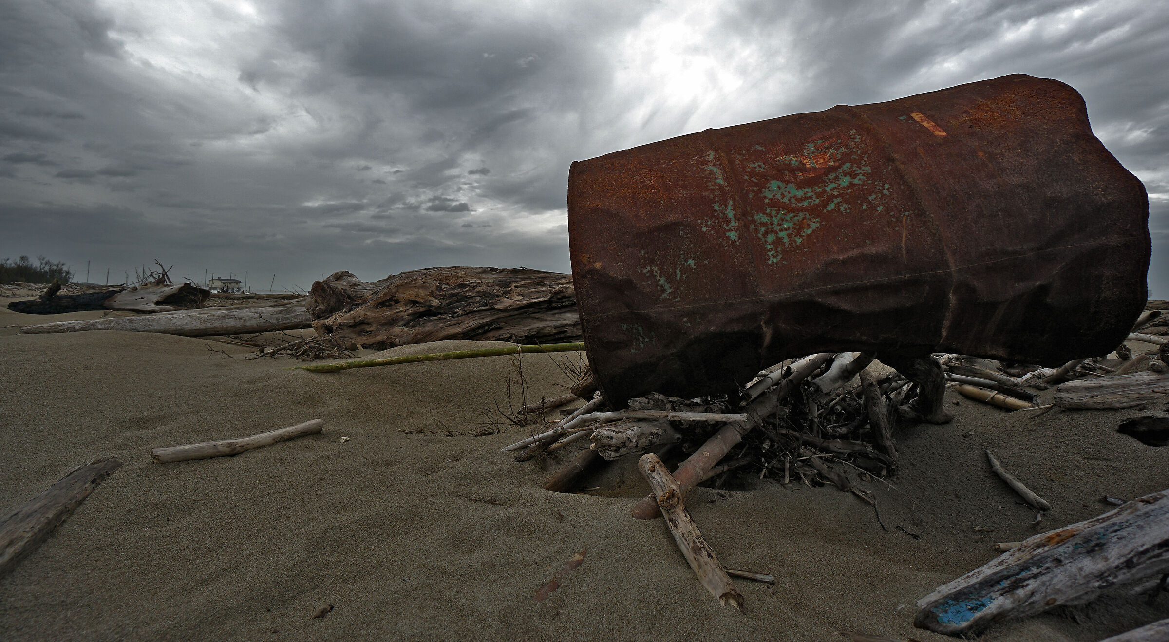 Il bidone, naufrago di ferro.