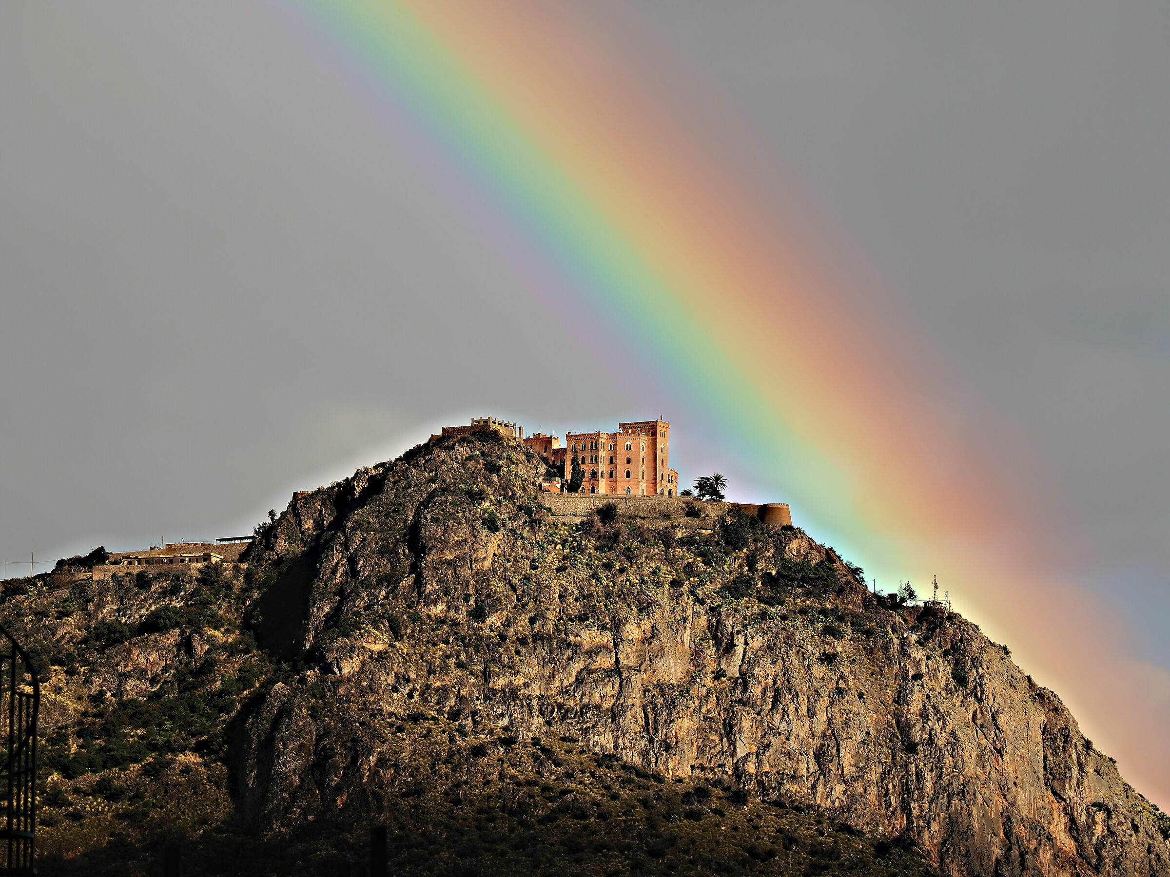 Andrà tutto bene - Palermo veduta di Castel Utveggio