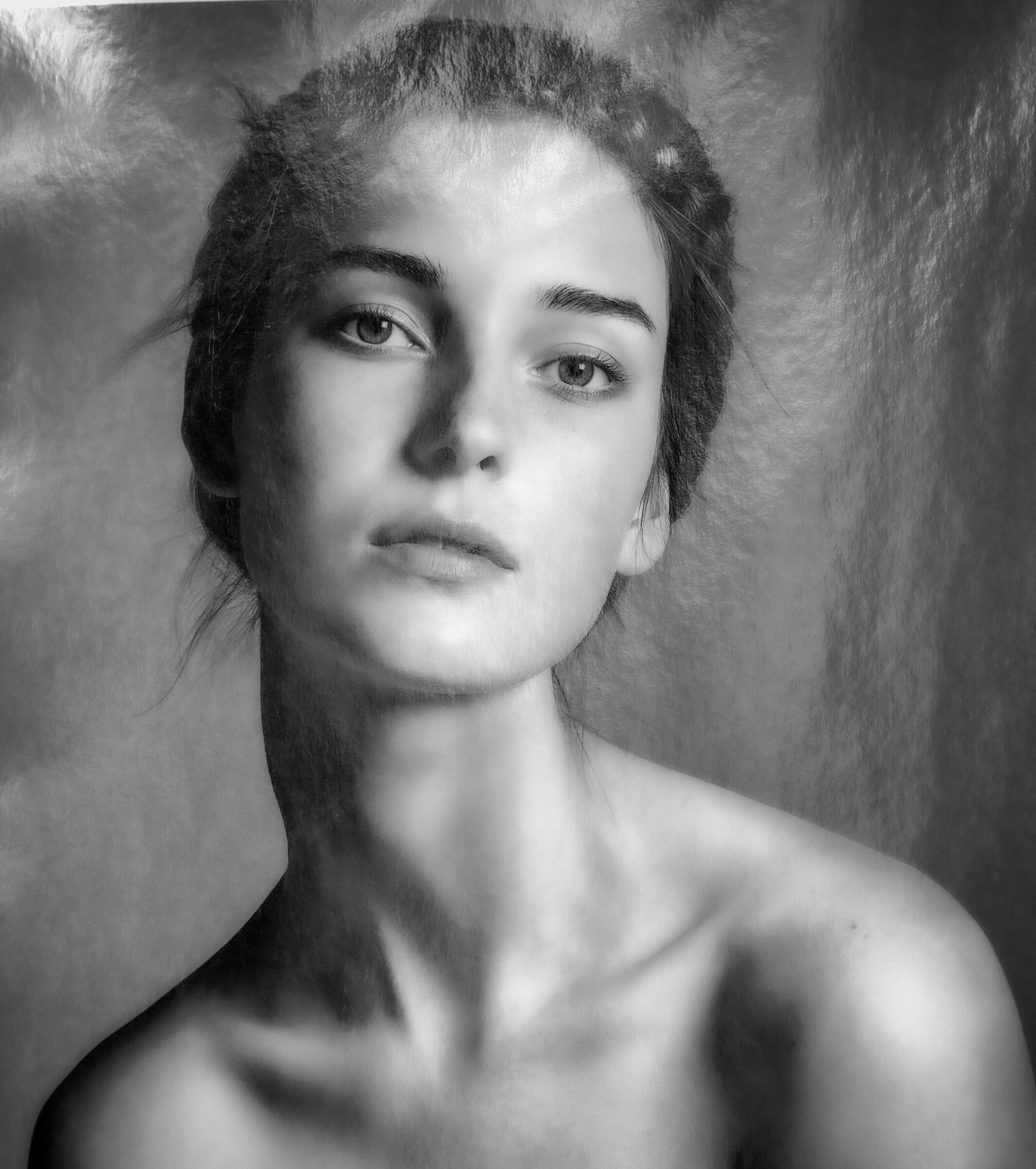 Particolare di una locandina, da dietro il cellophane