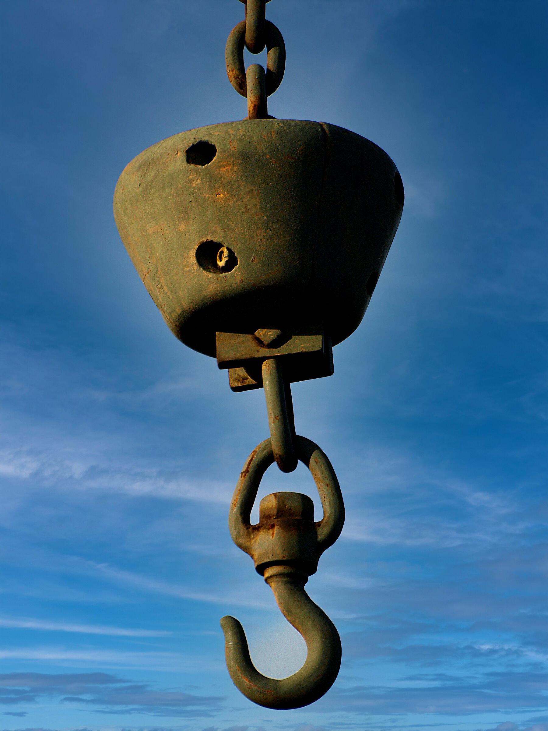 Gancio di una antica gru nel porto di Genova