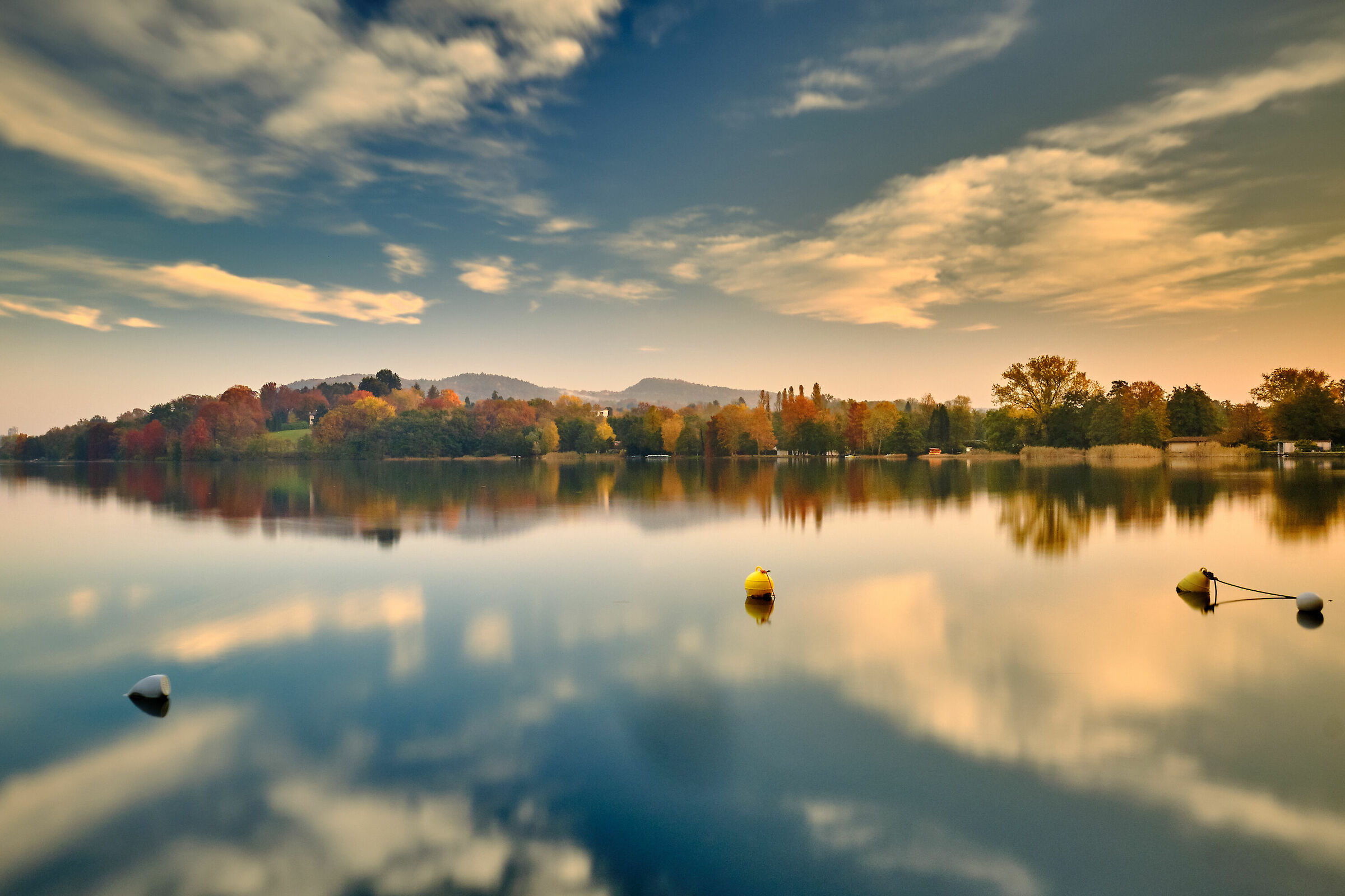 Autunno, lago di Monate